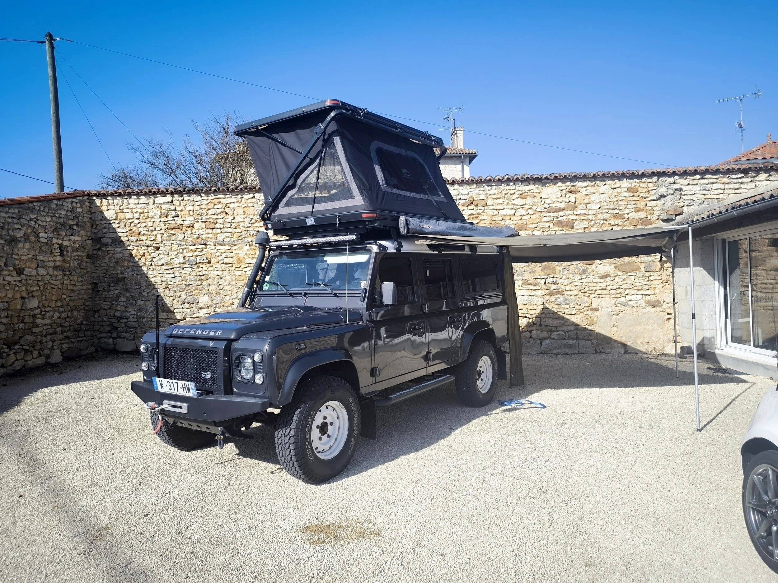 Front view from 3/4 land rover Land Rover - Yescapa