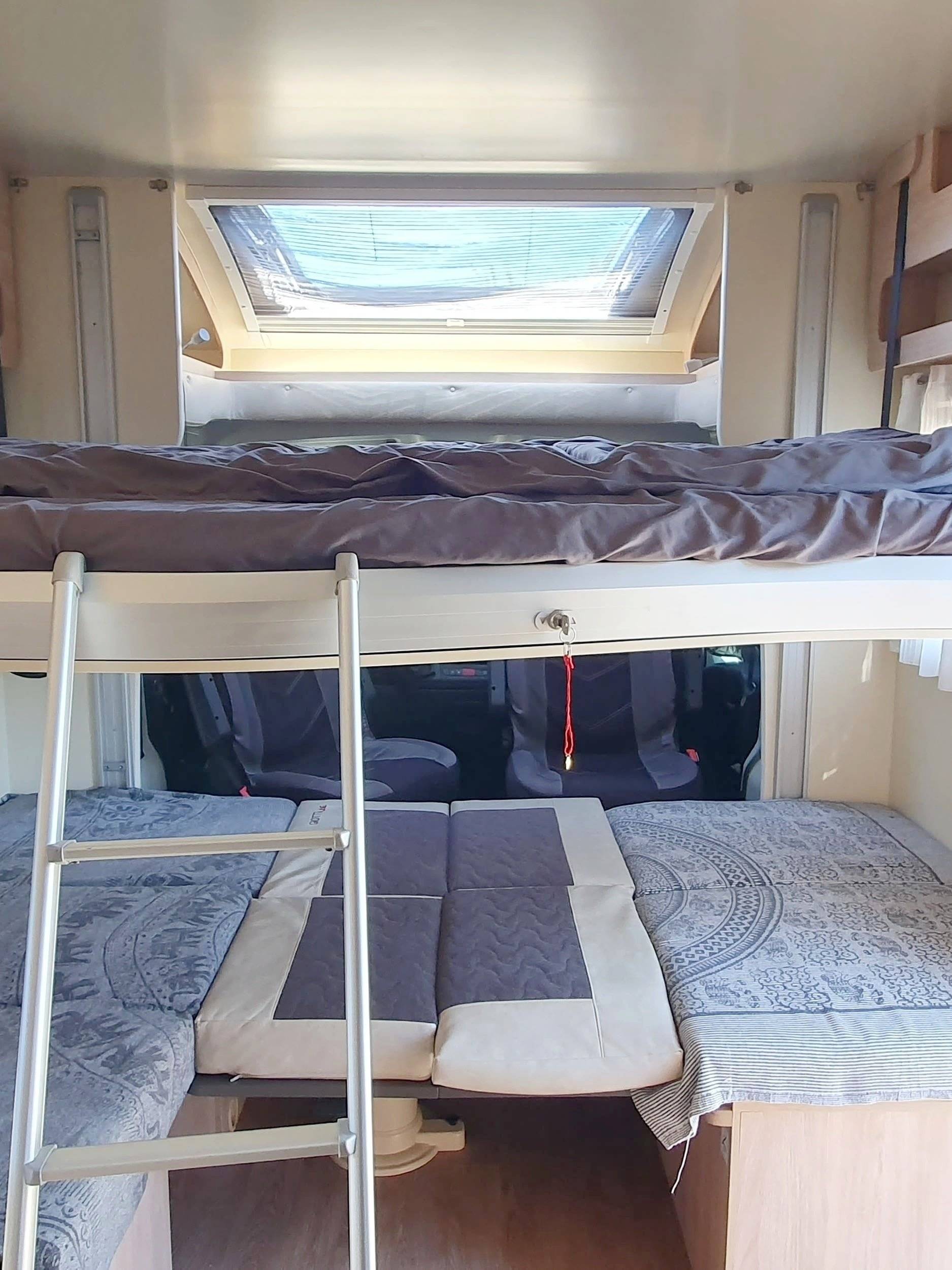 Berth Citroën Citroen Jumper 2,2 l Blue HDi 165PS - Yescapa