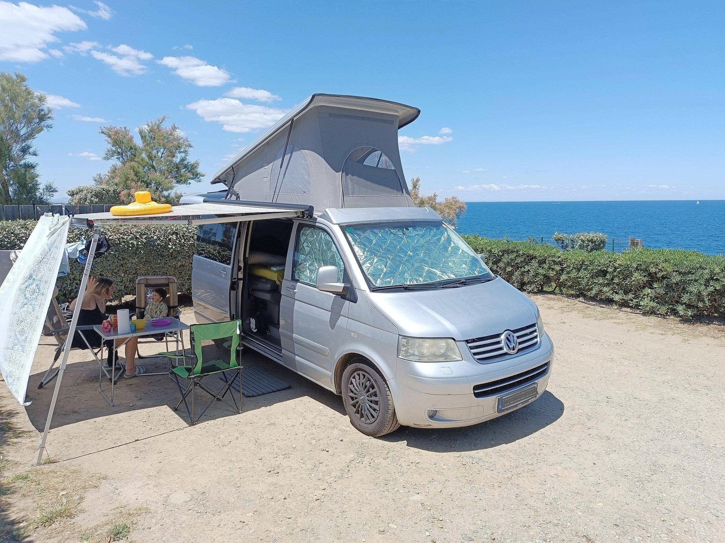 Front view from 3/4 Volkswagen VW T5 Multivan - Yescapa