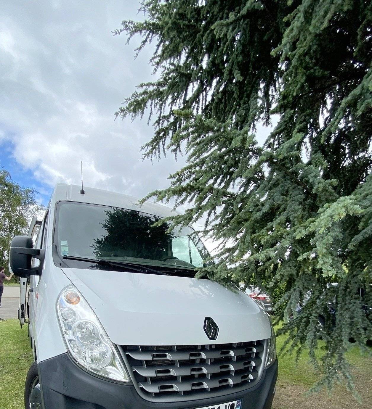 Vista de 3/4 Renault Renault Master II - Yescapa