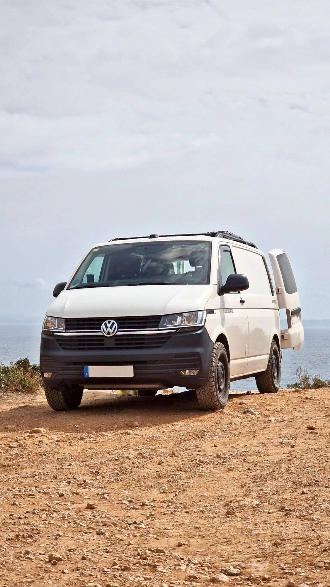 schräge Vorderansicht Volkswagen T6.1 de 2020 - Yescapa