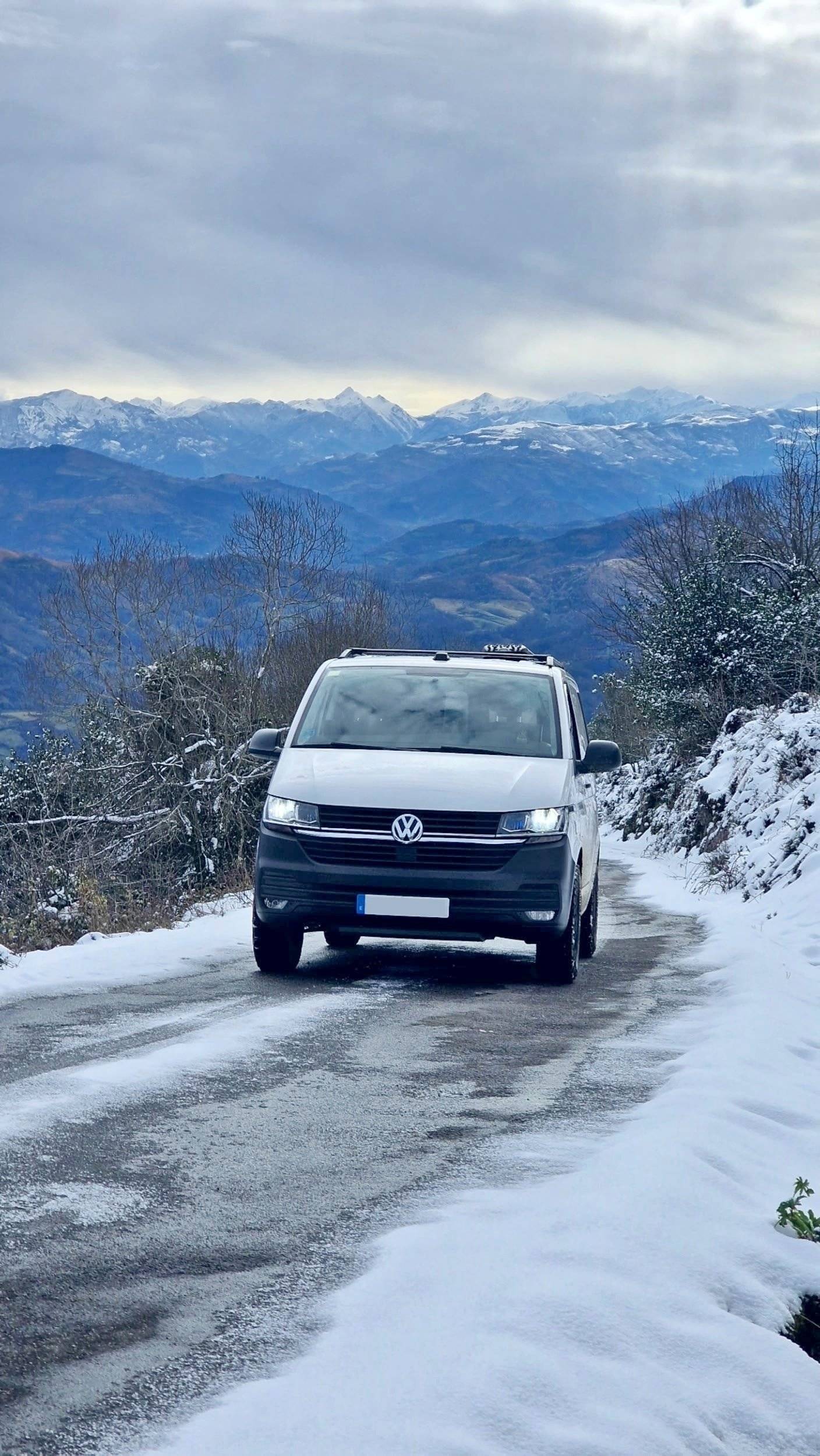 schräge Vorderansicht Volkswagen T6.1 de 2020 - Yescapa