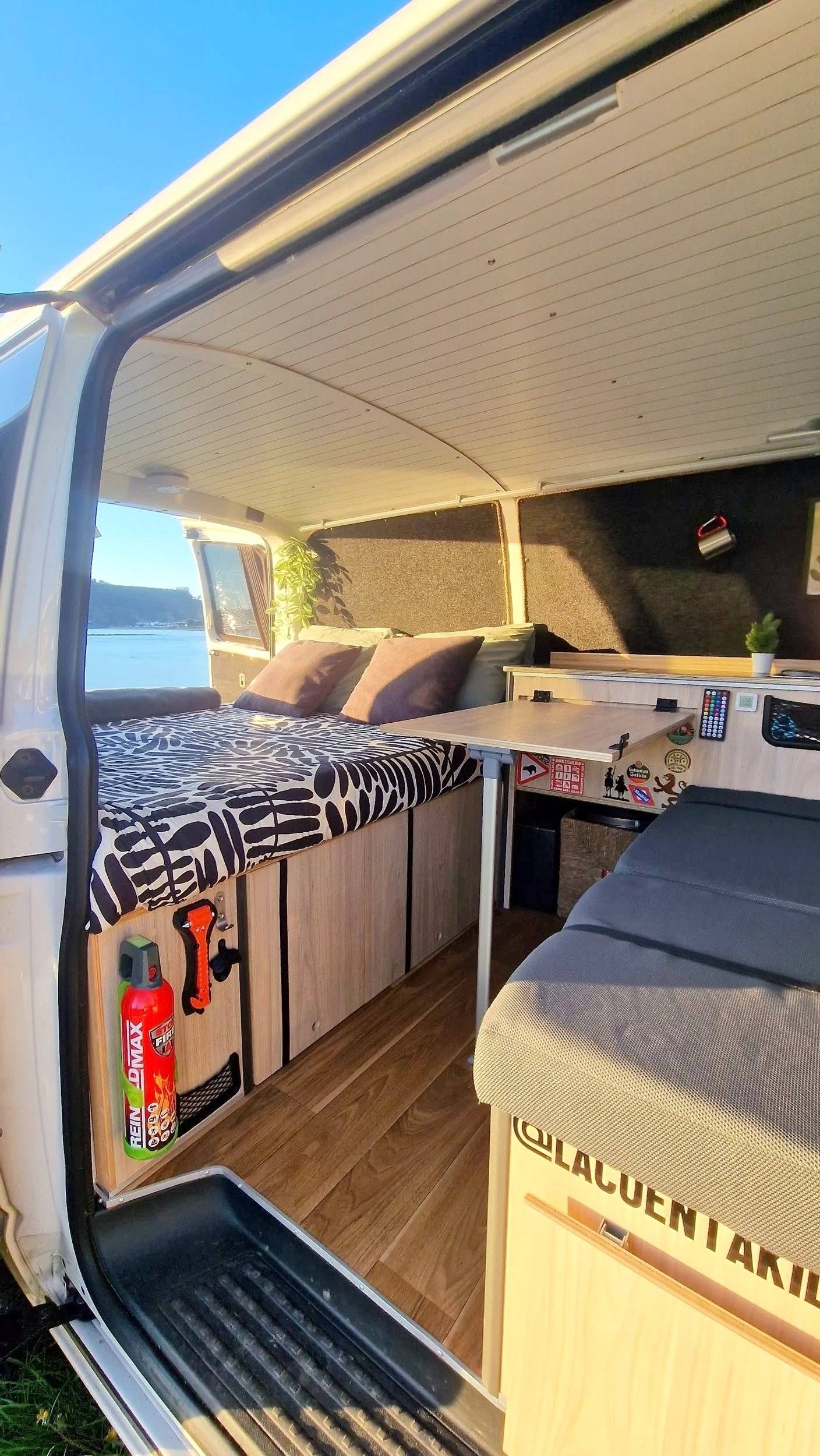 Vista frontale a ¾ Volkswagen T6.1 de 2020 - Yescapa