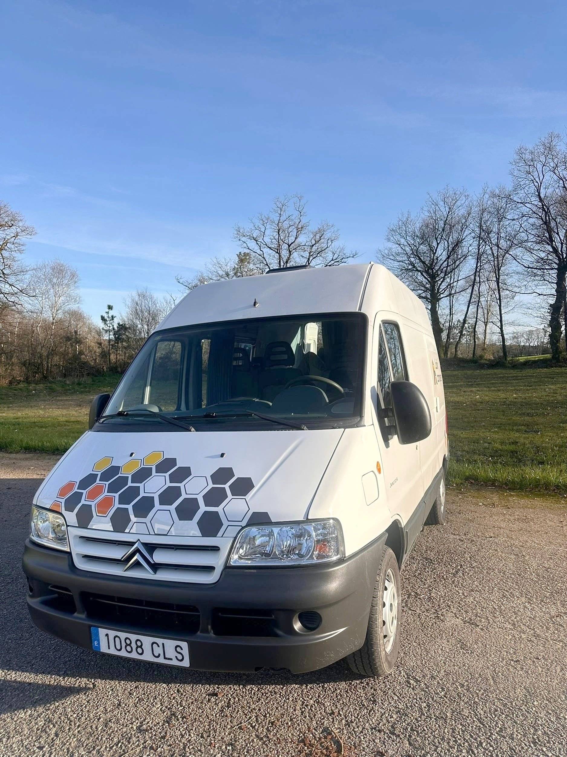 Front view from 3/4 Citroën Jumper - Yescapa