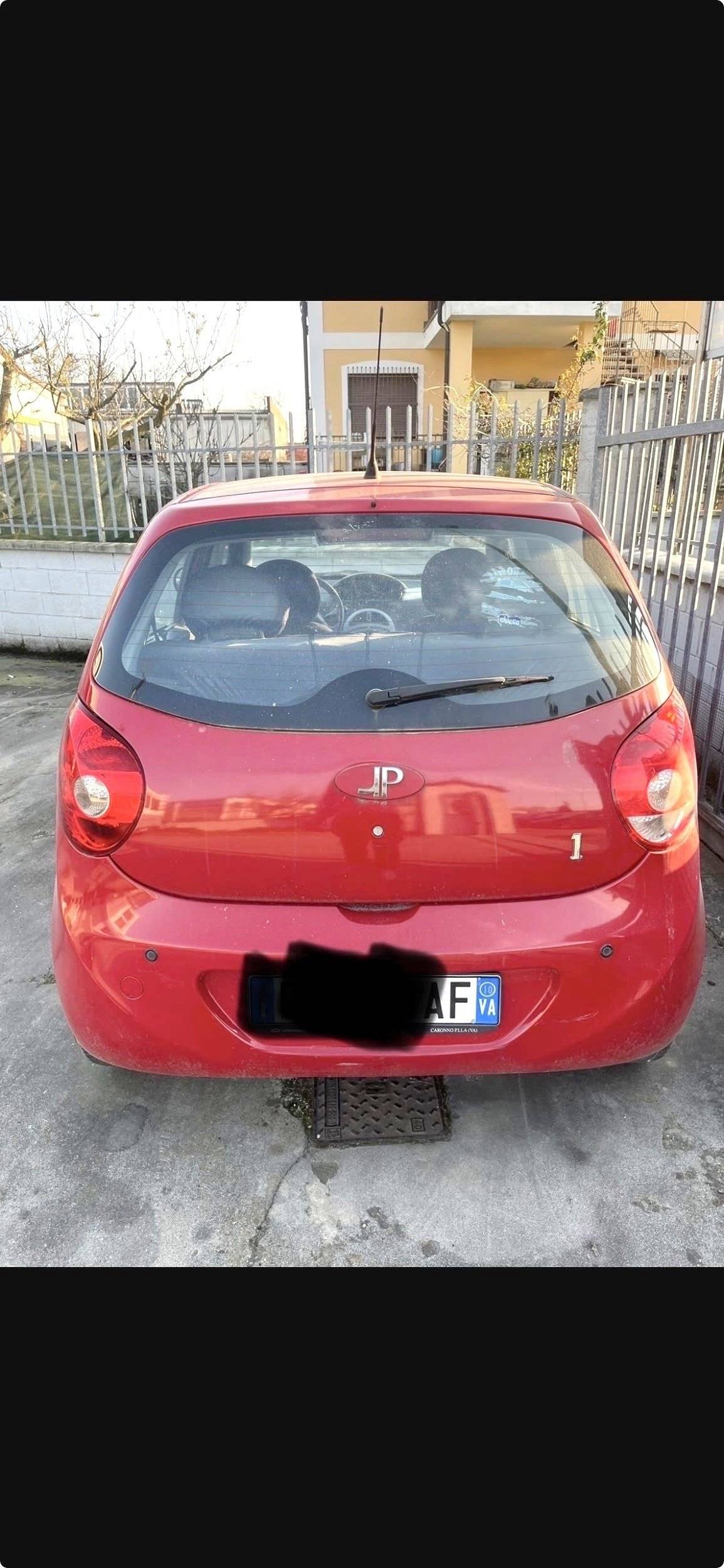 Vista part posterior del vehicle Suzuki 1 - Yescapa