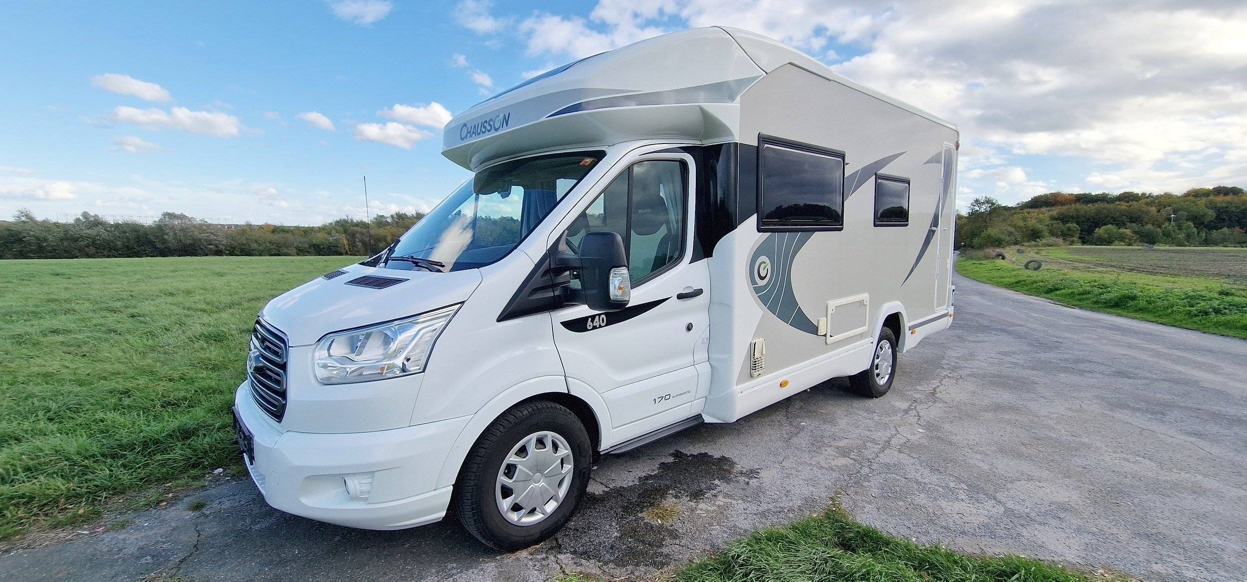 Vista frontale a ¾ Ford - Yescapa