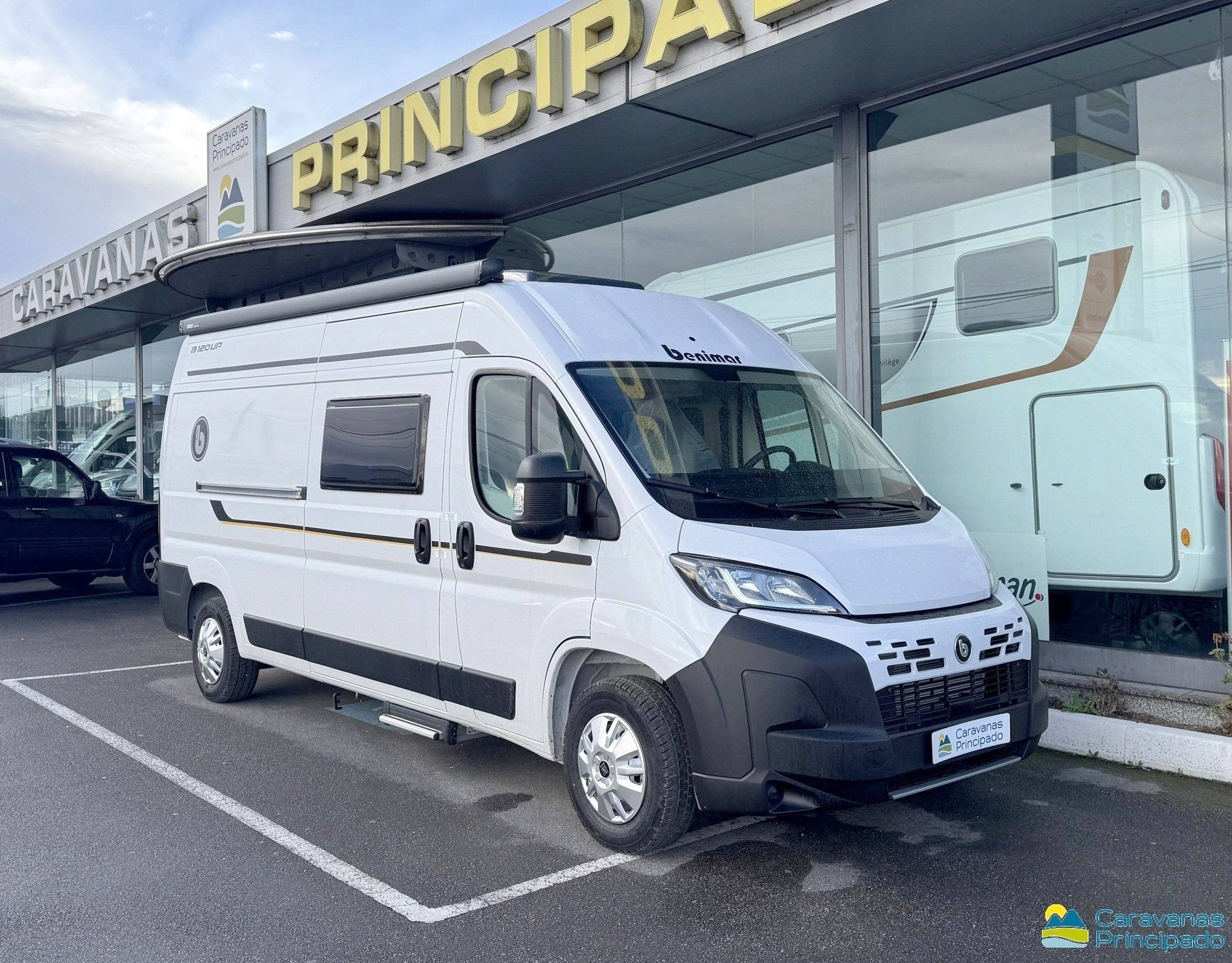 Front view from 3/4 Fiat Fiat ducato - Yescapa