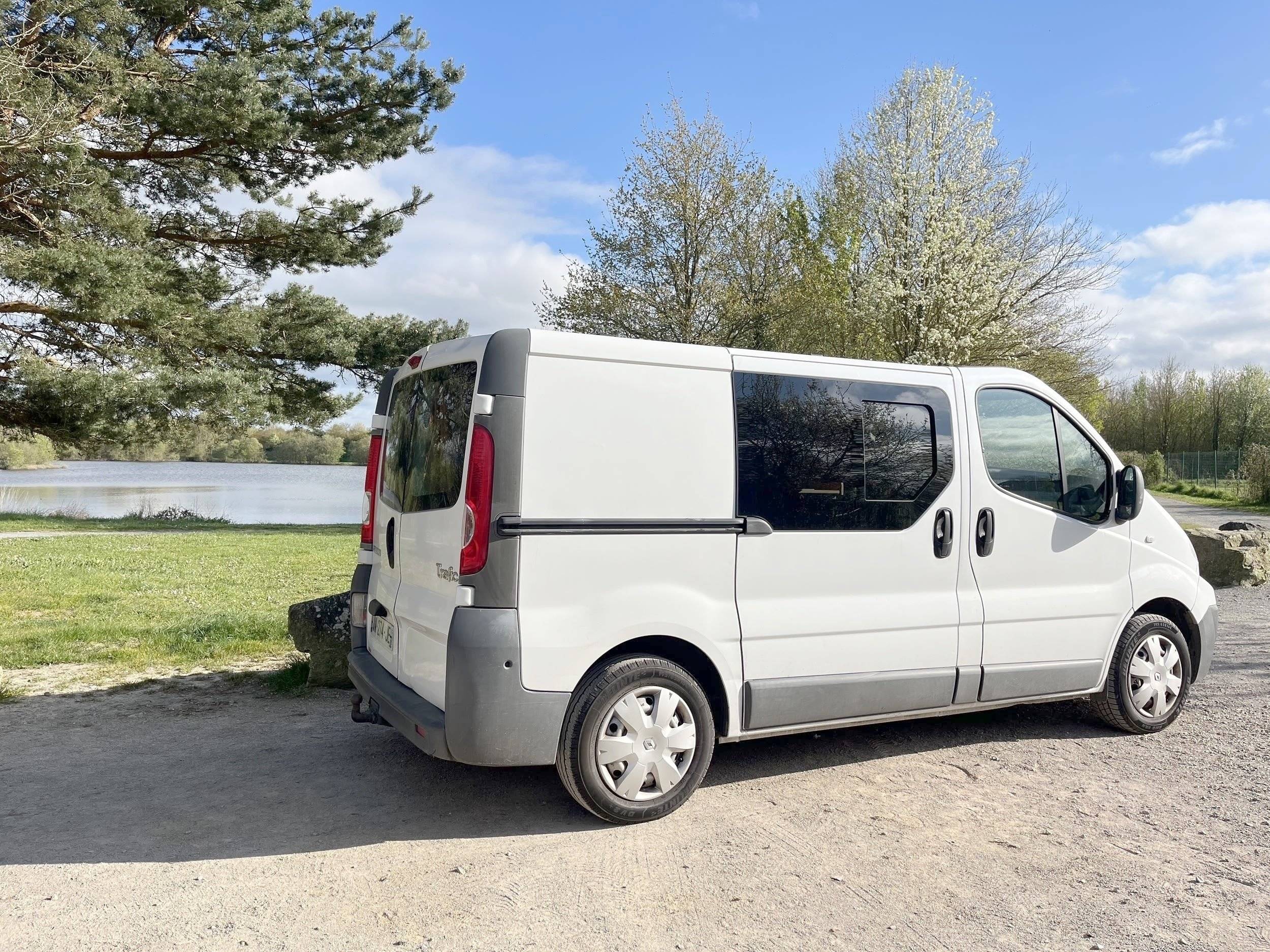 Vista frontale a ¾ Renault Trafic 1,6 l 115ch - Yescapa