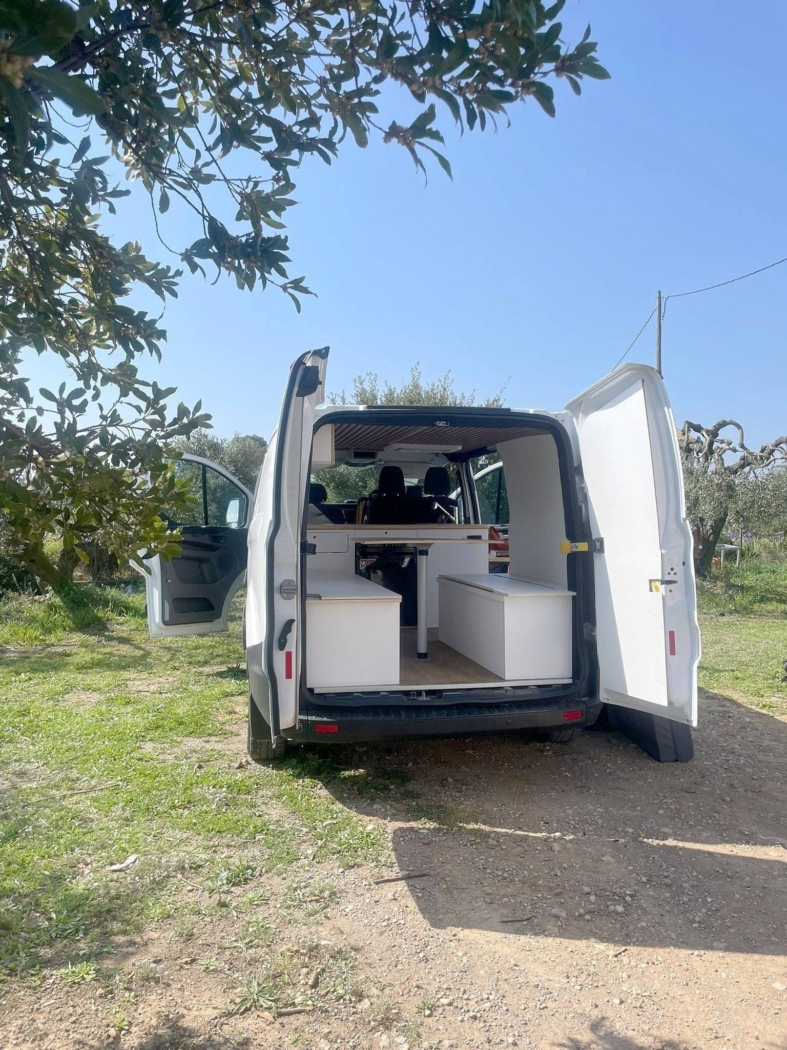 Front view from 3/4 ford Ford - Yescapa
