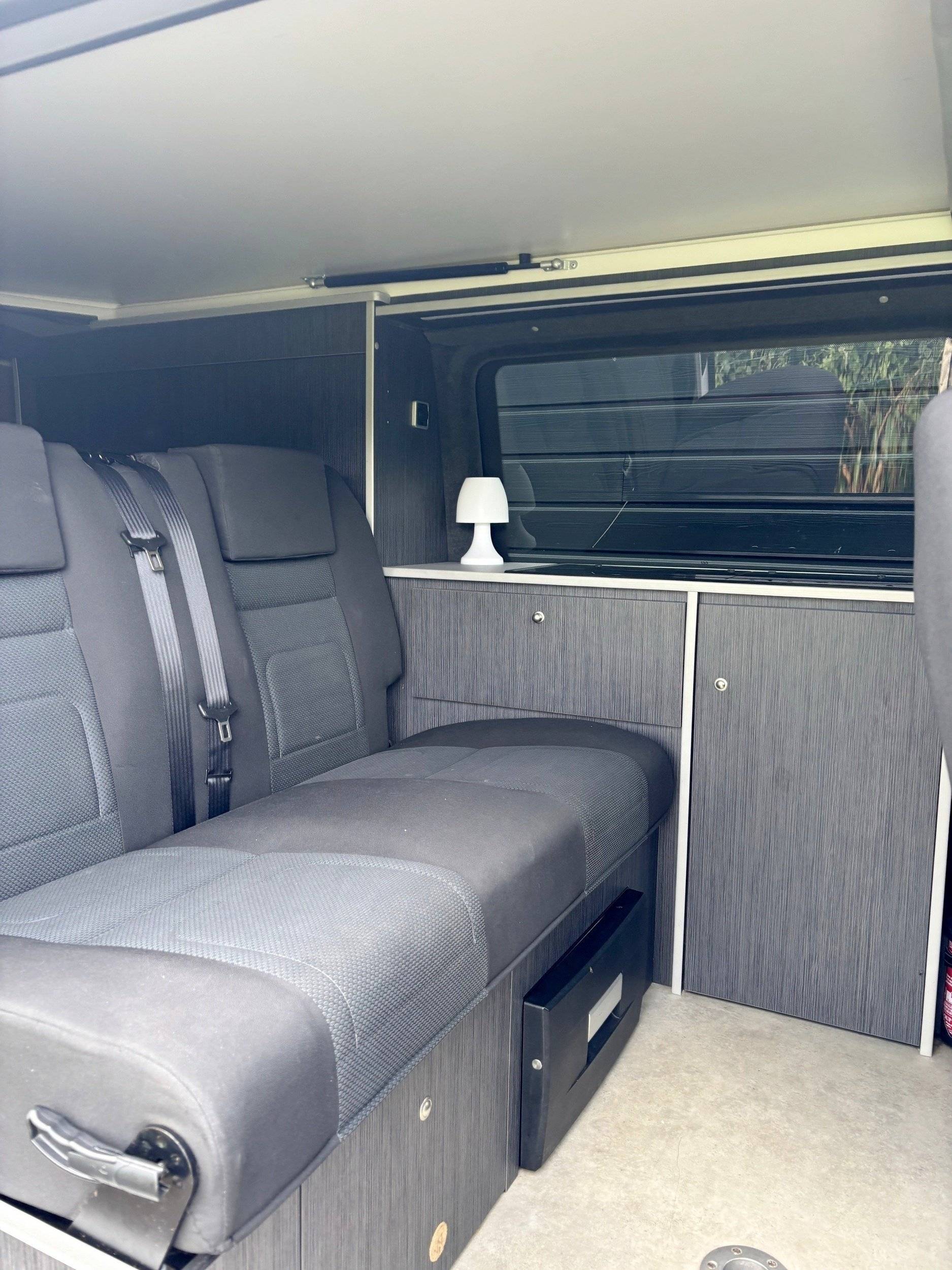 Dining Area Volkswagen T5 2 l 140 ch - Yescapa
