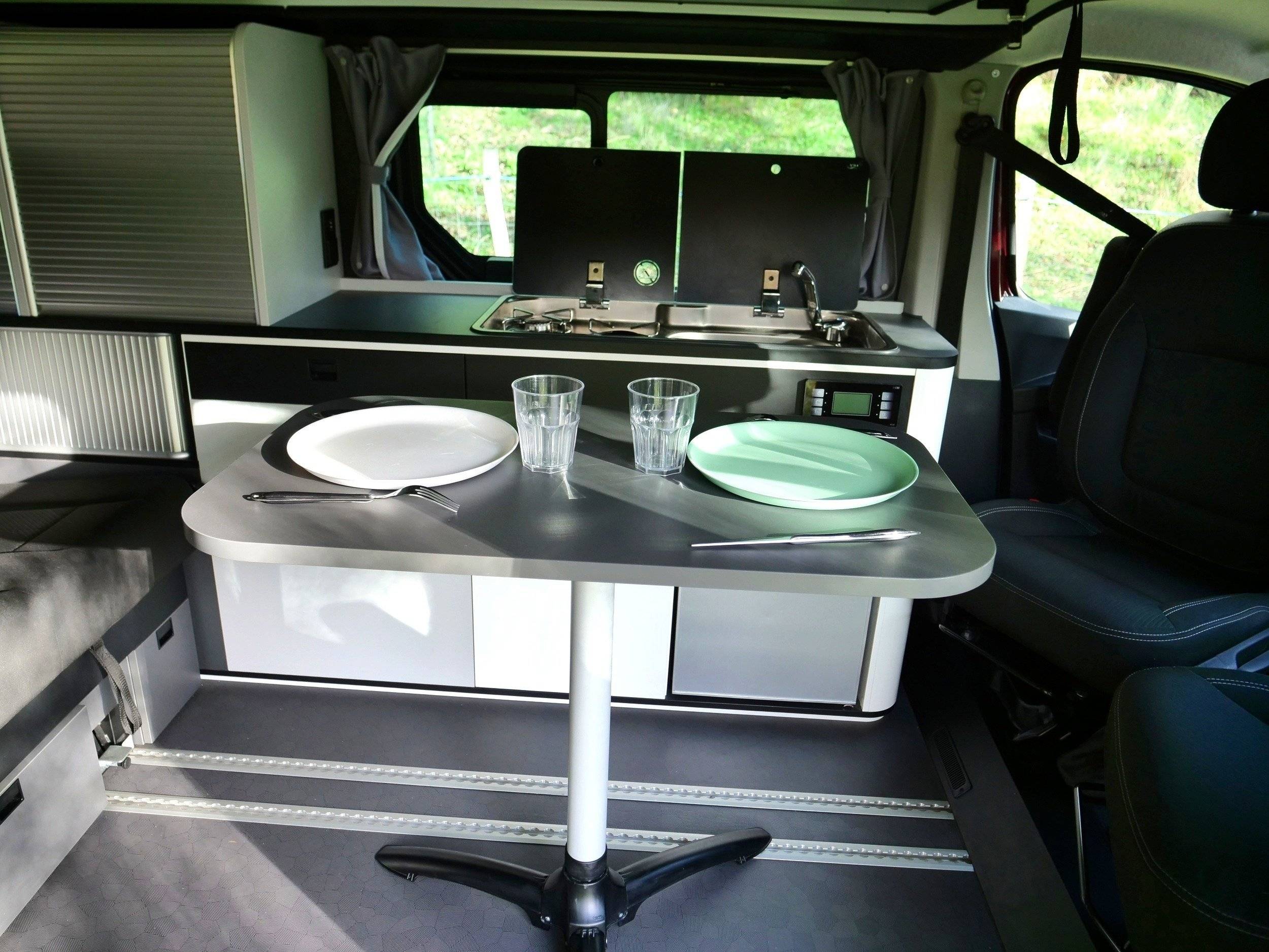 Dining Area Renault Renault Trafic III 2.0L DCI 170CV EDC - Yescapa