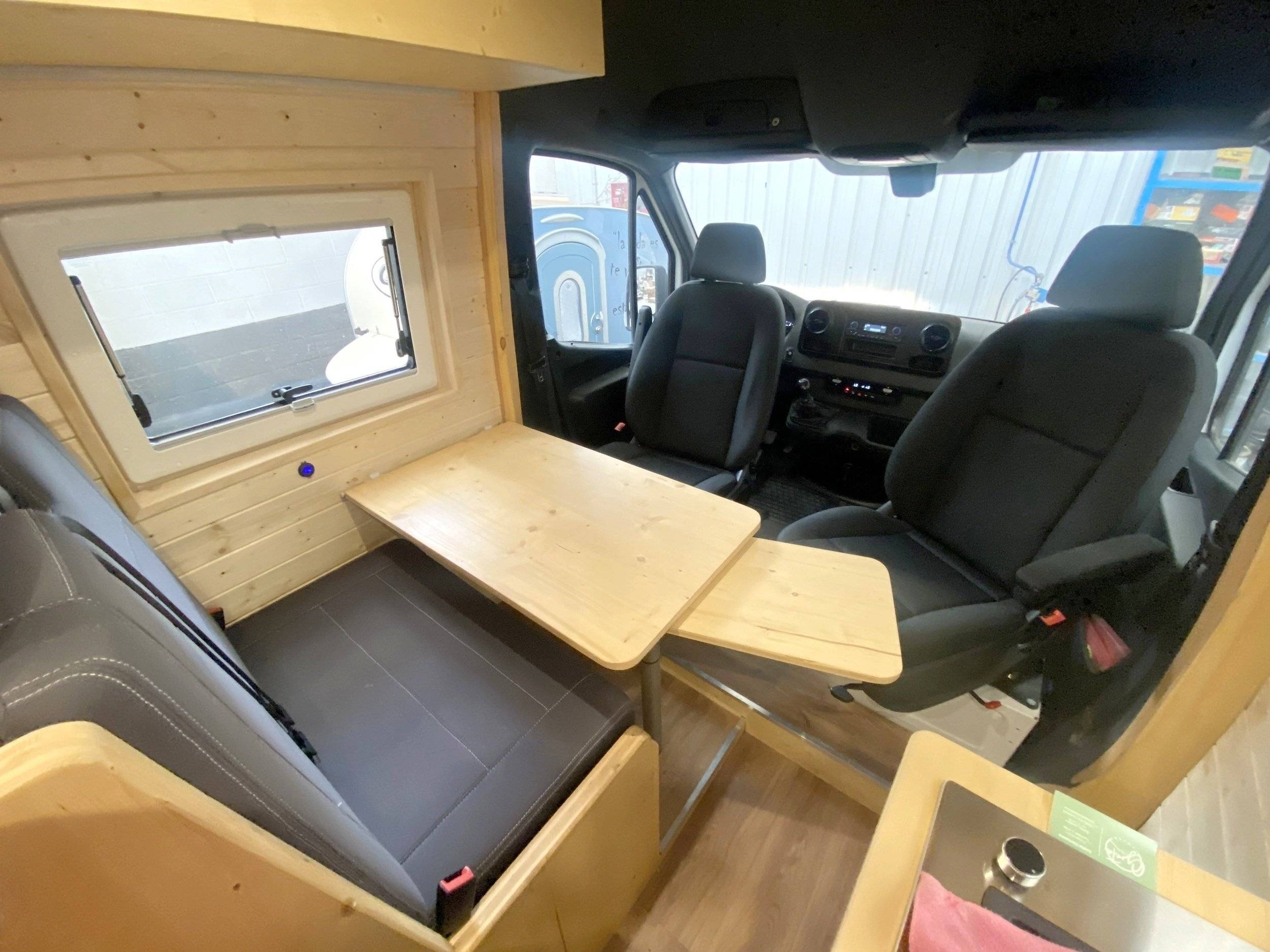 Dining Area Mercedes Sprinter 2,2 l CDI 110 ch. - Yescapa