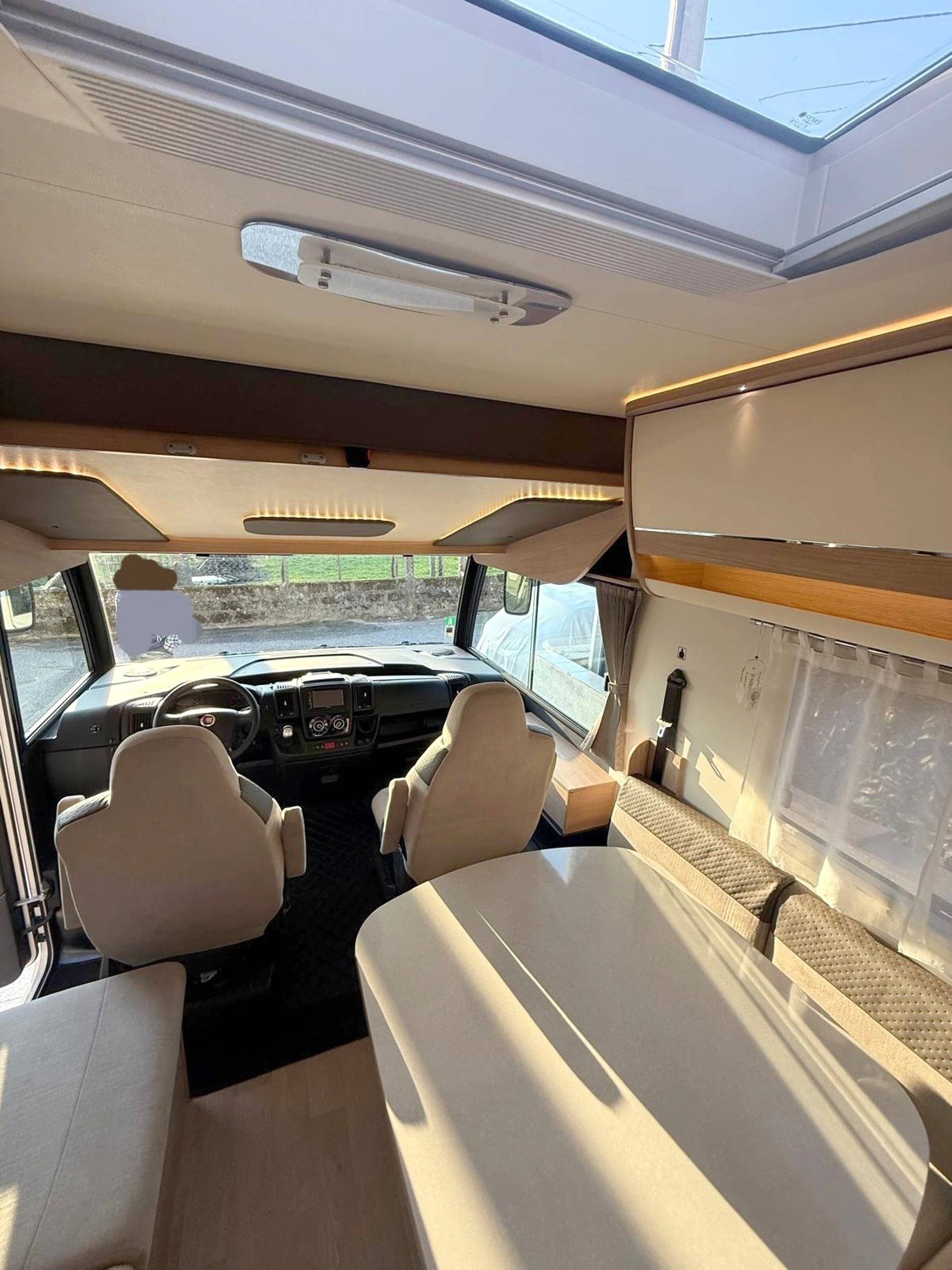 Dining Area Fiat Ducato 2,3 l 130 ch. - Yescapa