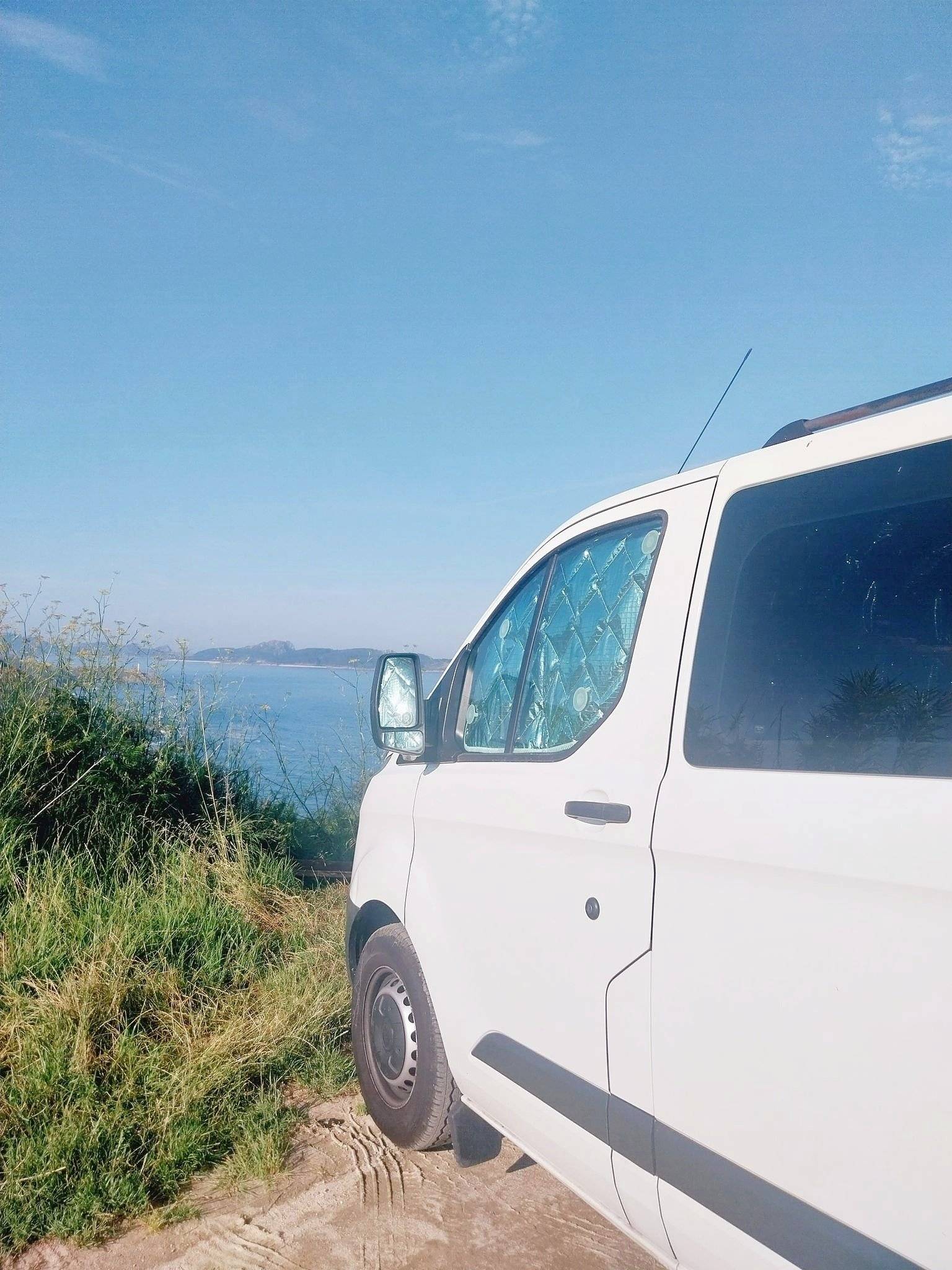 Front view from 3/4 Ford FORD TRANSIT - Yescapa