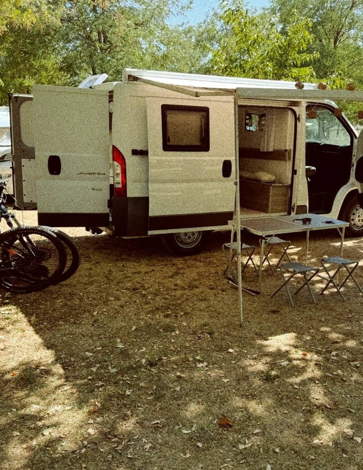 Front view from 3/4 Citroën Jumper 2,0 l 130 ch - Yescapa