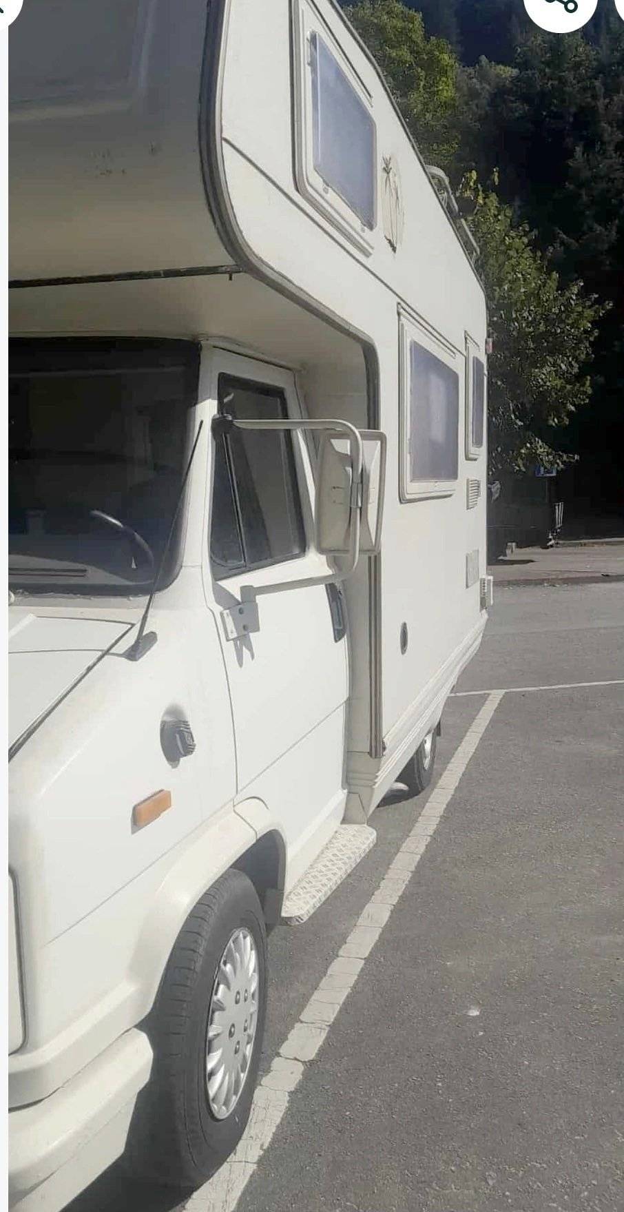 Front view from 3/4 Peugeot J5 - Yescapa