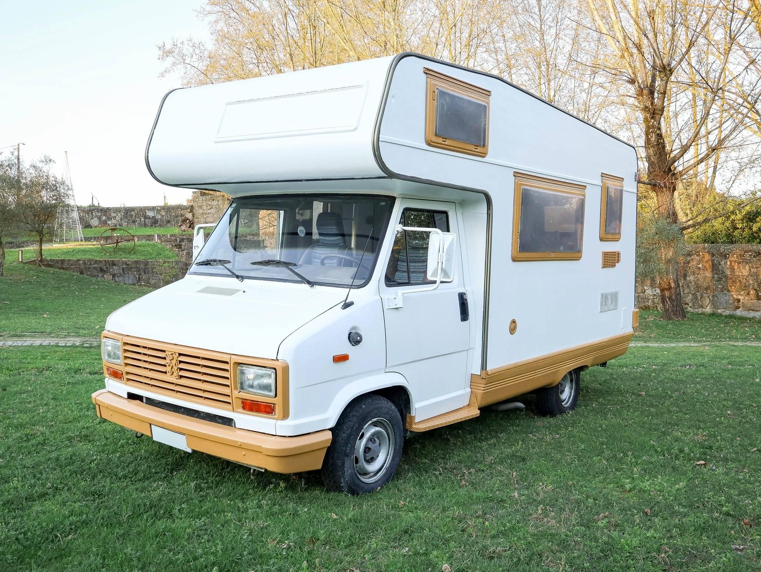 schräge Vorderansicht Peugeot J5 - Yescapa