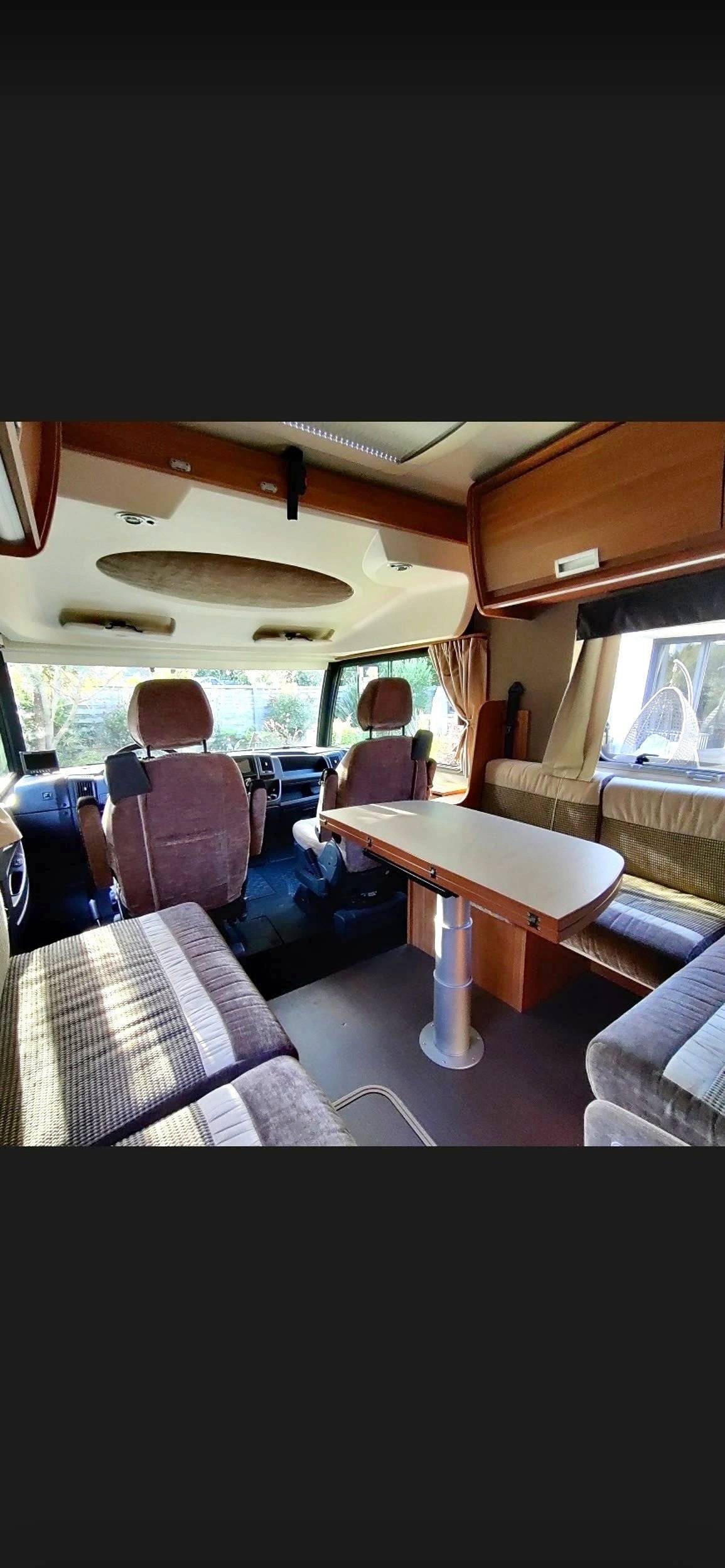 Área de jantar Fiat Ducato 2,2 l Multijet 130 ch. - Yescapa
