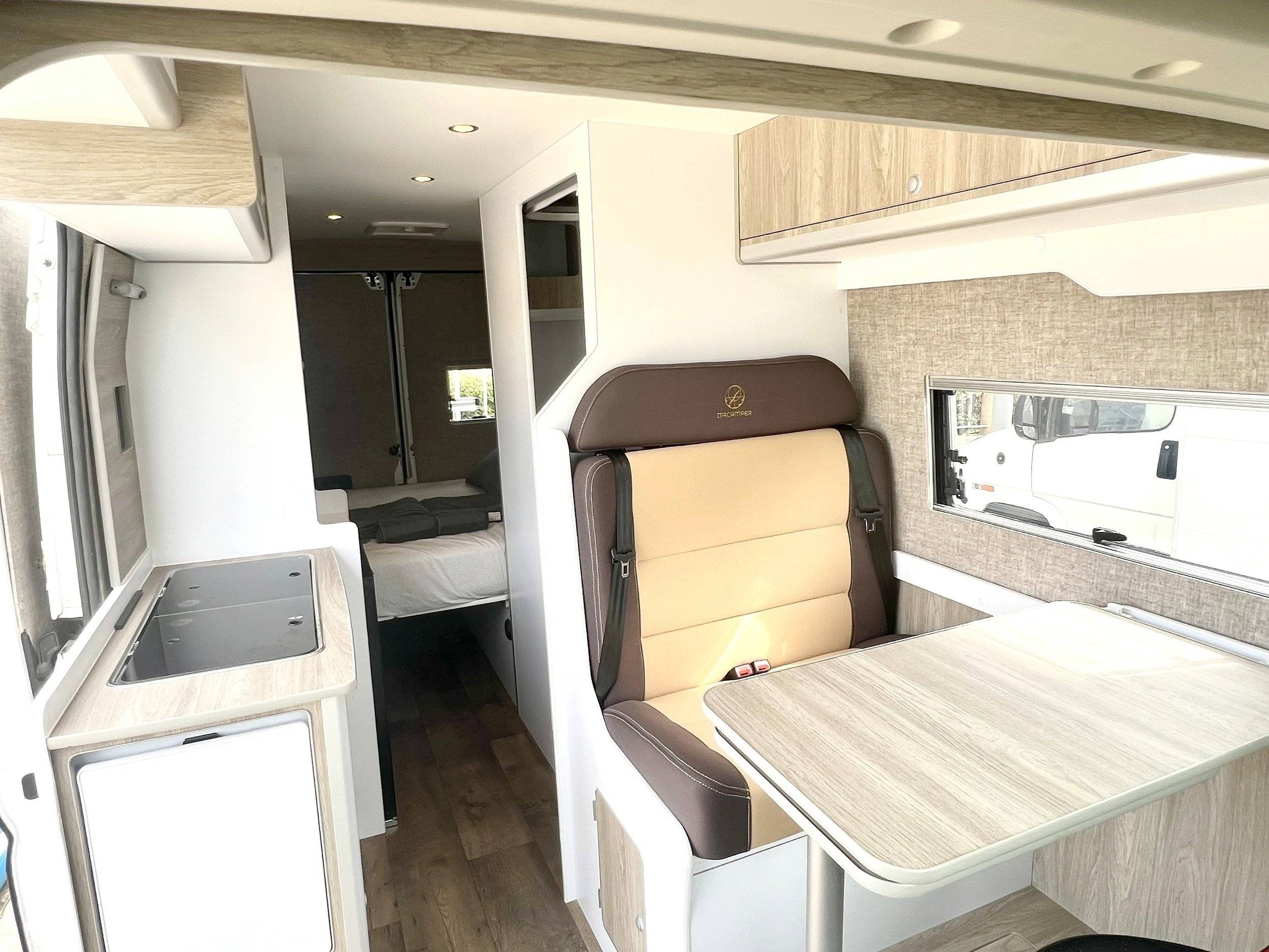 Dining Area Citroën Jumper - Yescapa