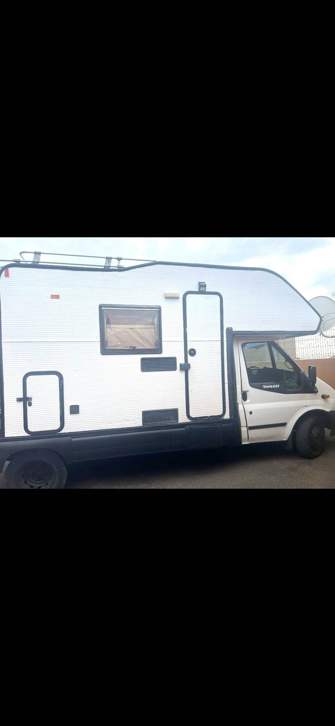 schräge Vorderansicht Ford Rimor - Yescapa