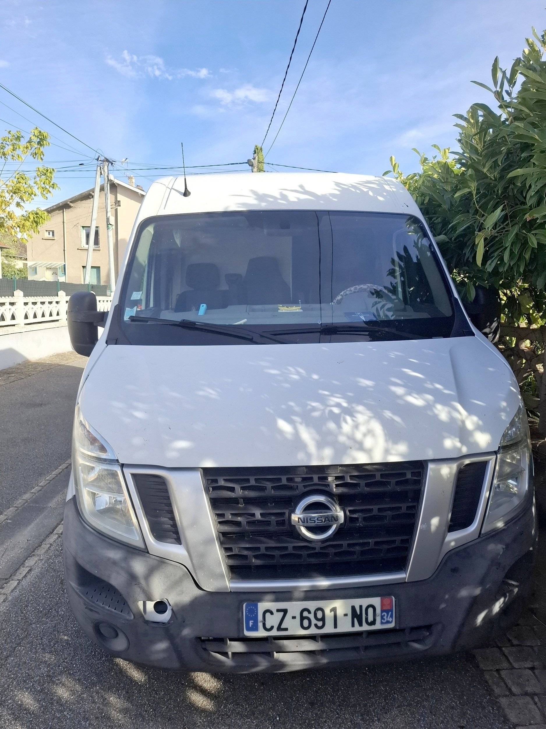 Front view from 3/4 Nissan NV 400 - Yescapa