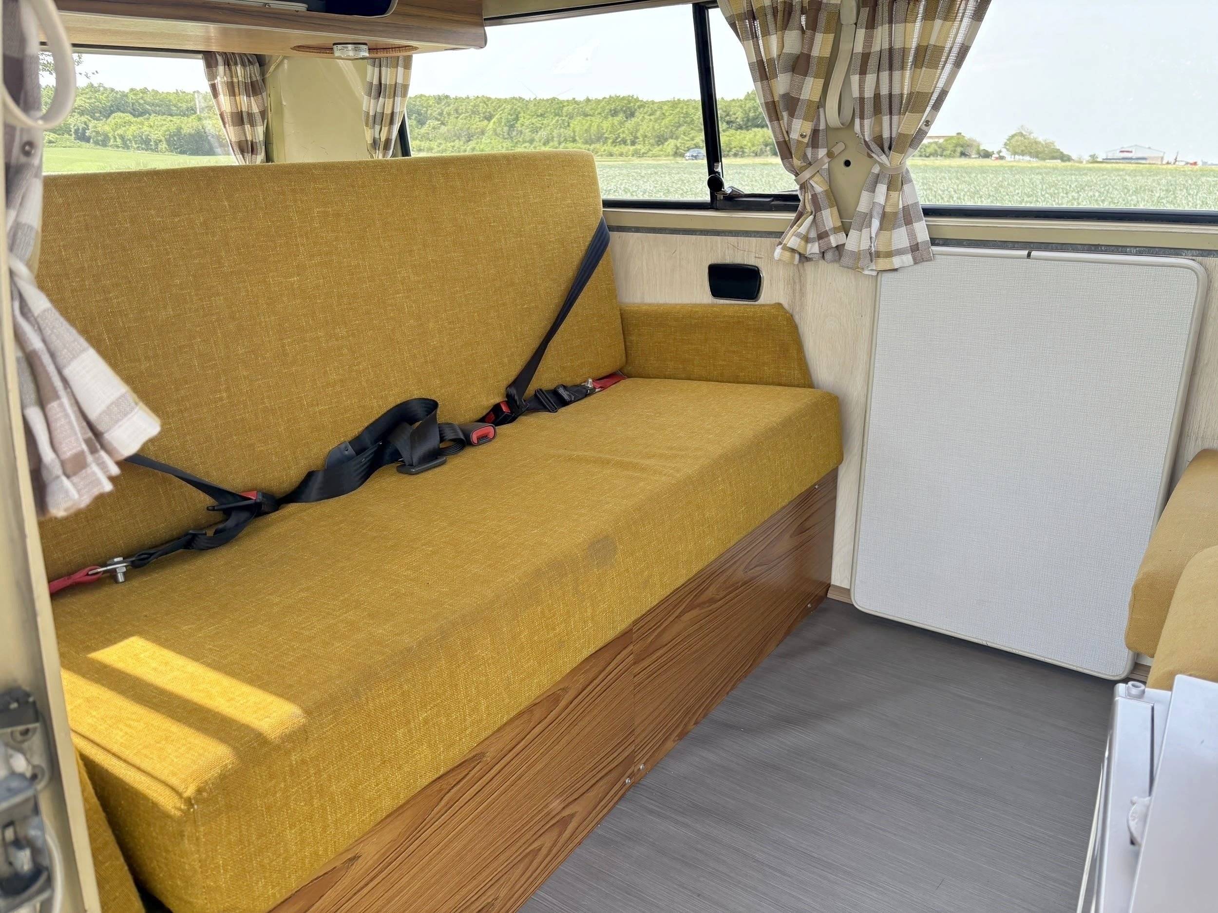 Dining Area Volkswagen Combi Bay WindowT2 - Yescapa