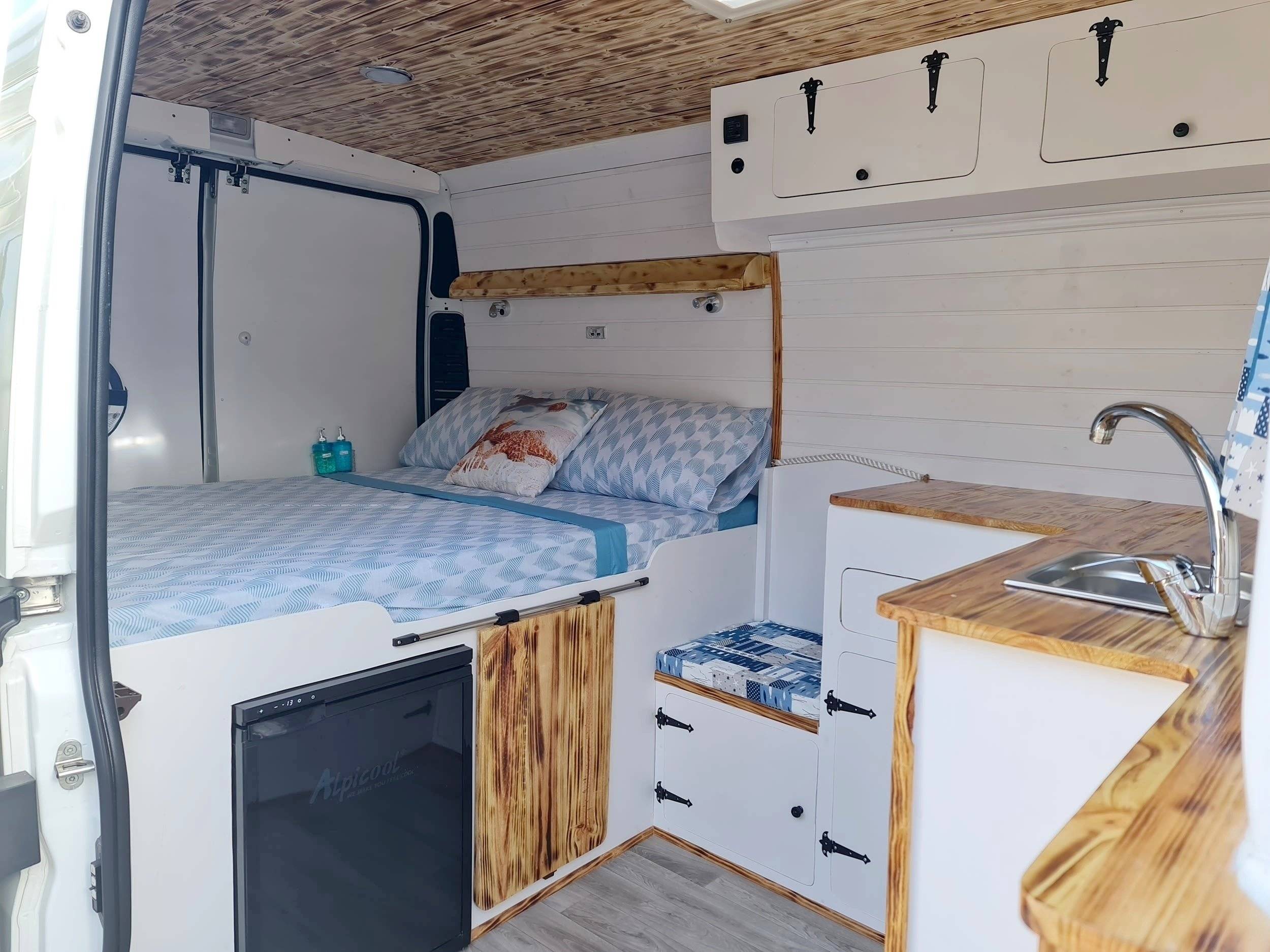 Vista de 3/4 Citroën Jumper 2,2 l 120 ch - Yescapa