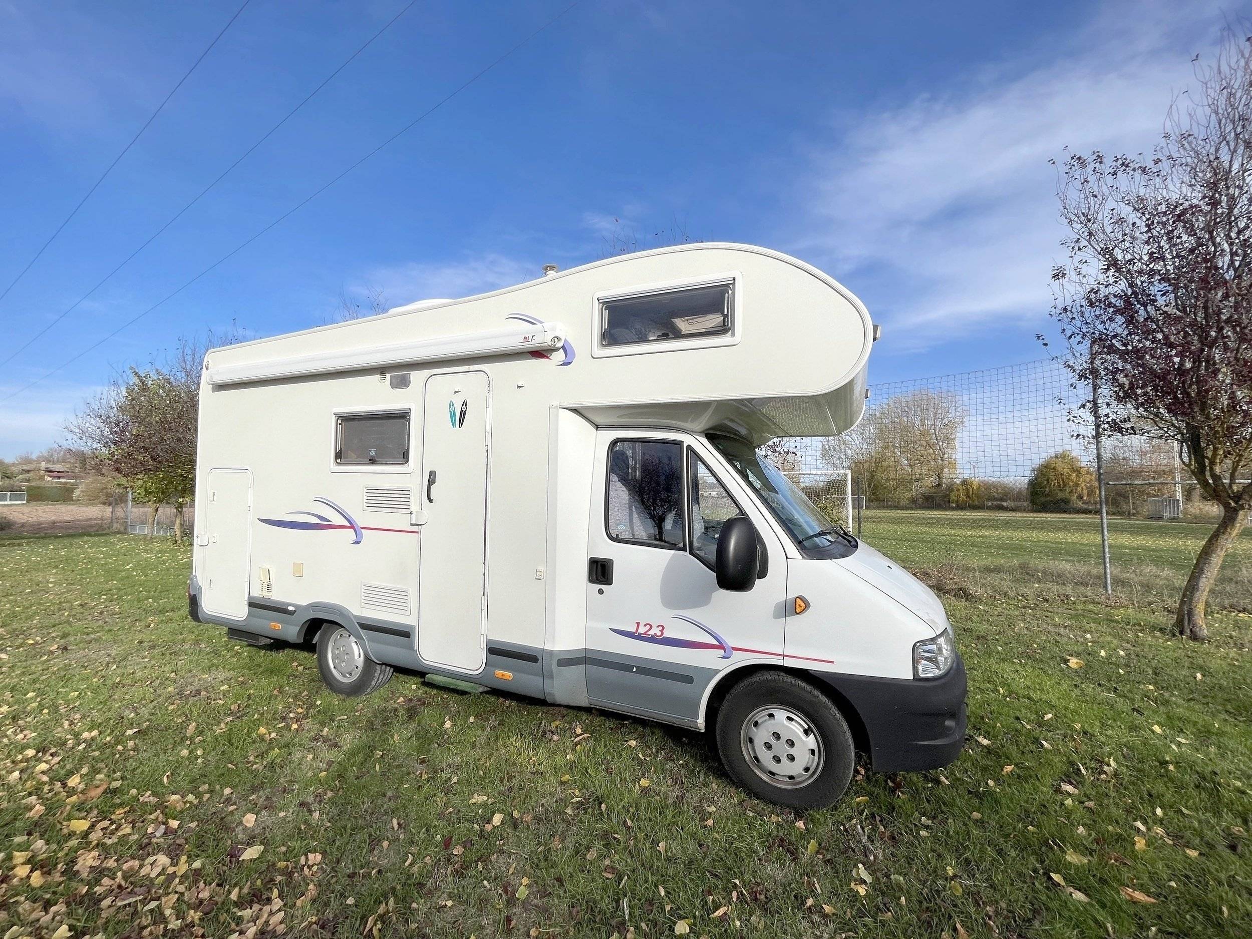 Vista de 3/4 Fiat Ducato 2,2 l JTD 100 ch. - Yescapa