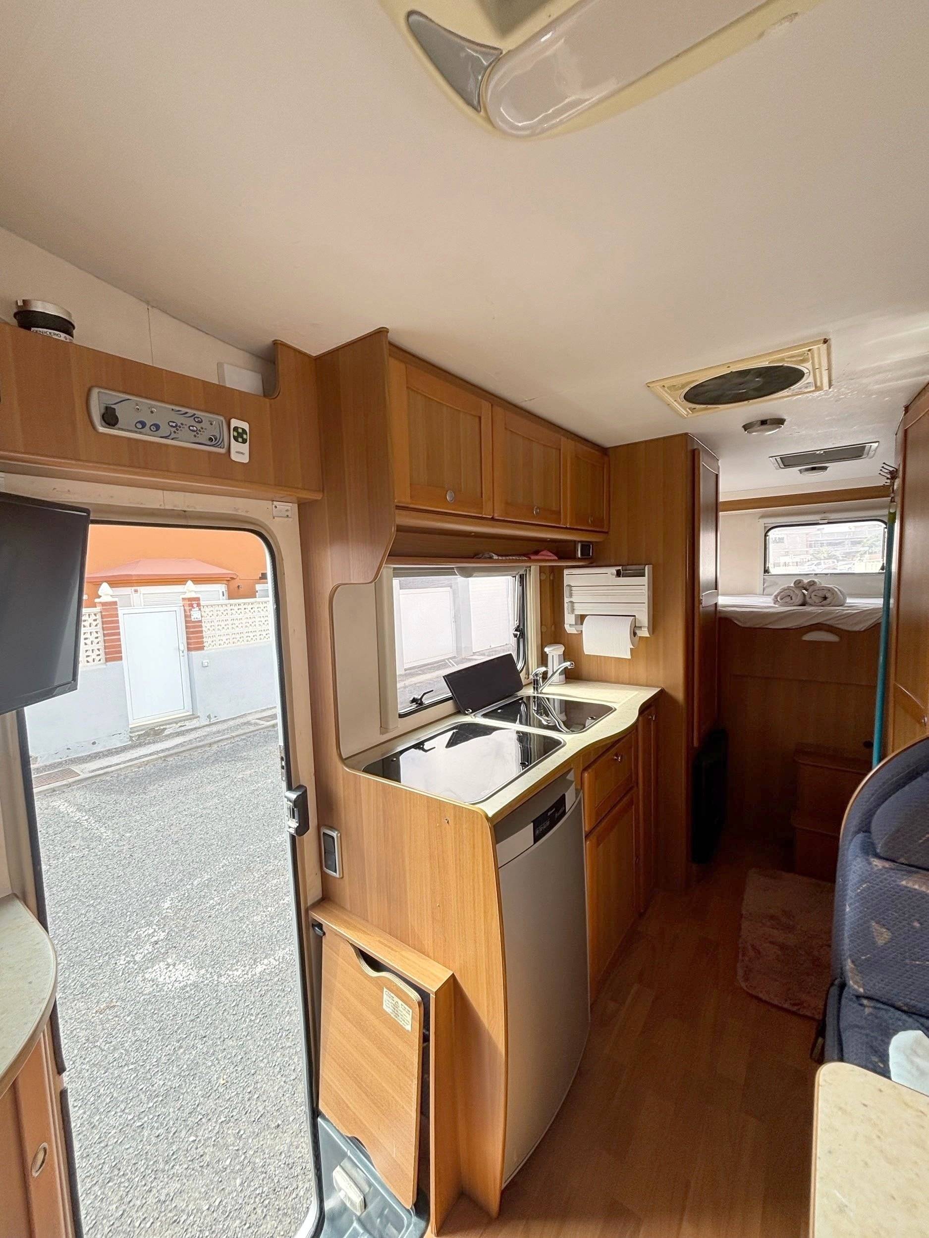 Área de jantar Ford Transit 350L - Yescapa