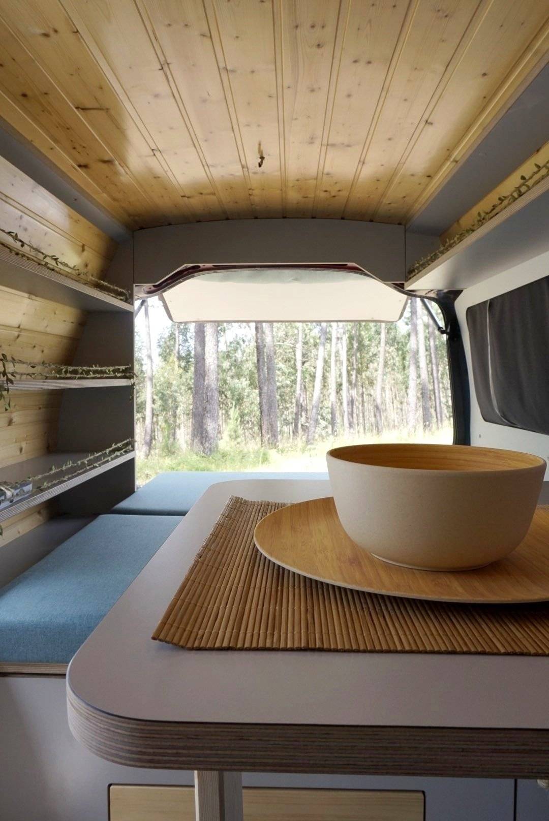 Dining Area Nissan Vanette - Yescapa