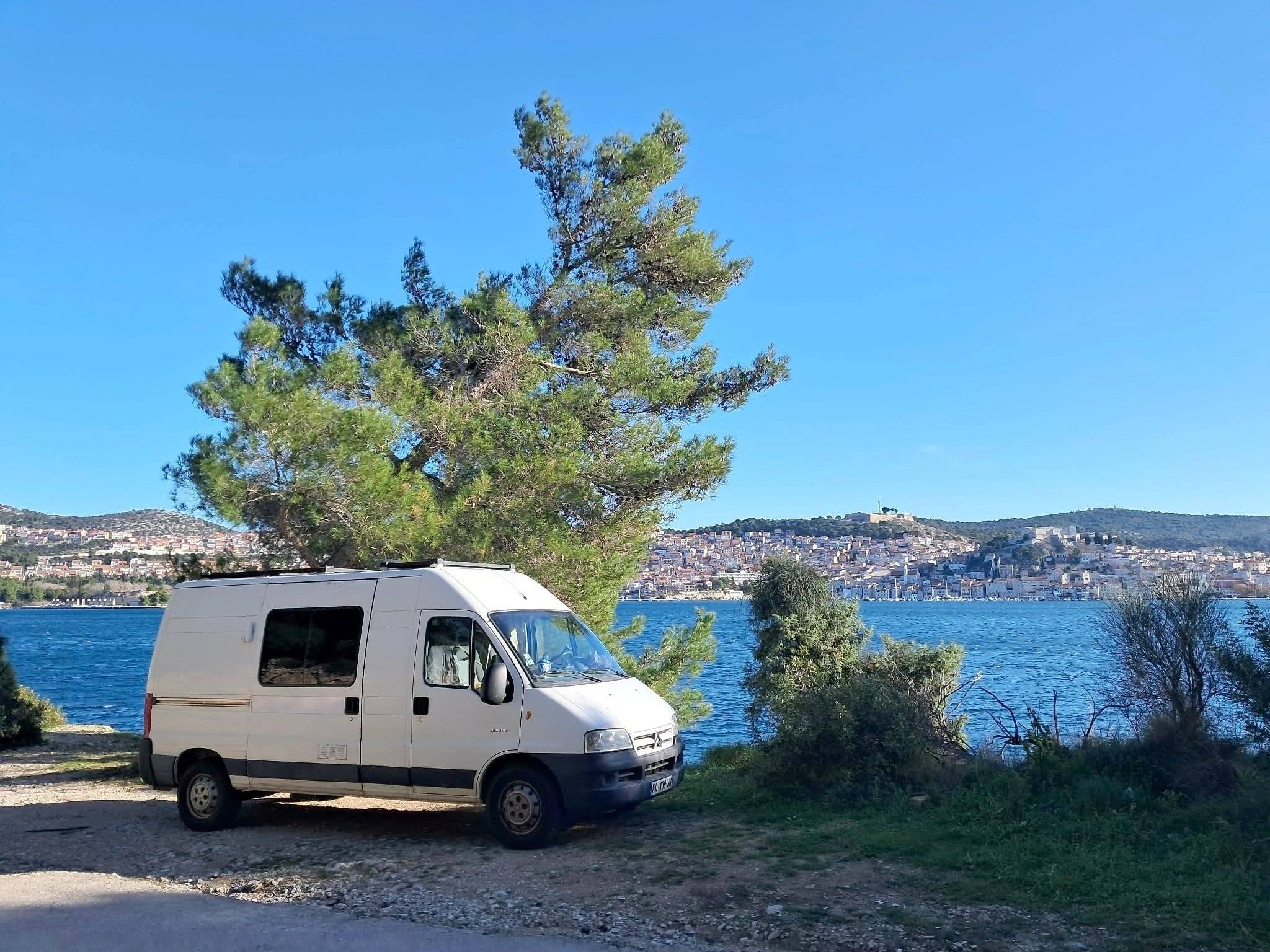 Vista del vehículo ángulo delantero Citroën Jumper 2,2 l 110 ch - Yescapa