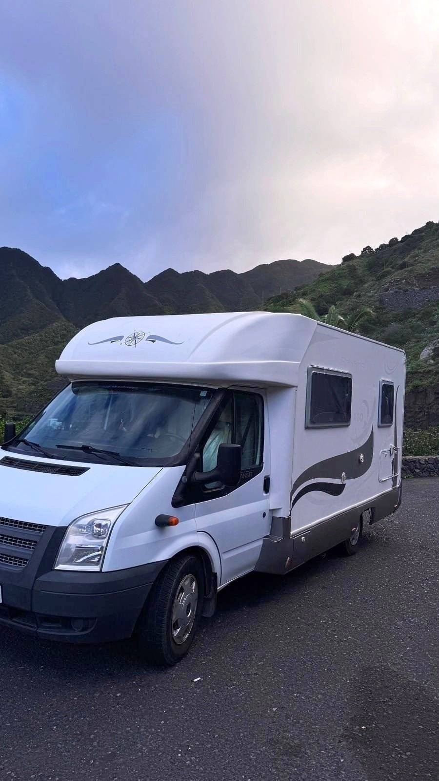 schräge Vorderansicht Ford FORD TRANSIT - Yescapa