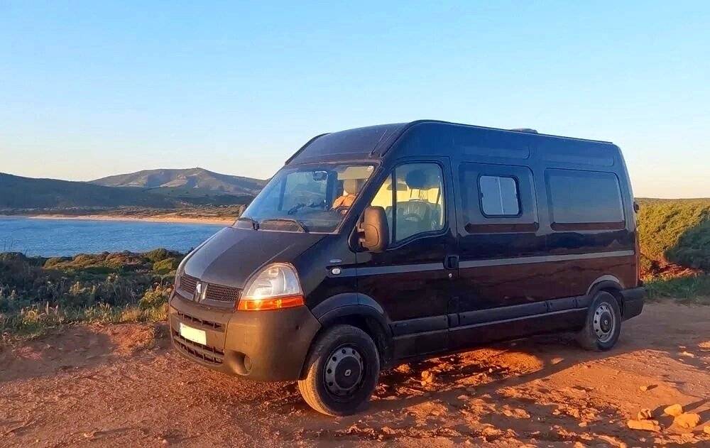Vista del vehículo ángulo delantero Renault Master 2,3 l 130 ch - Yescapa