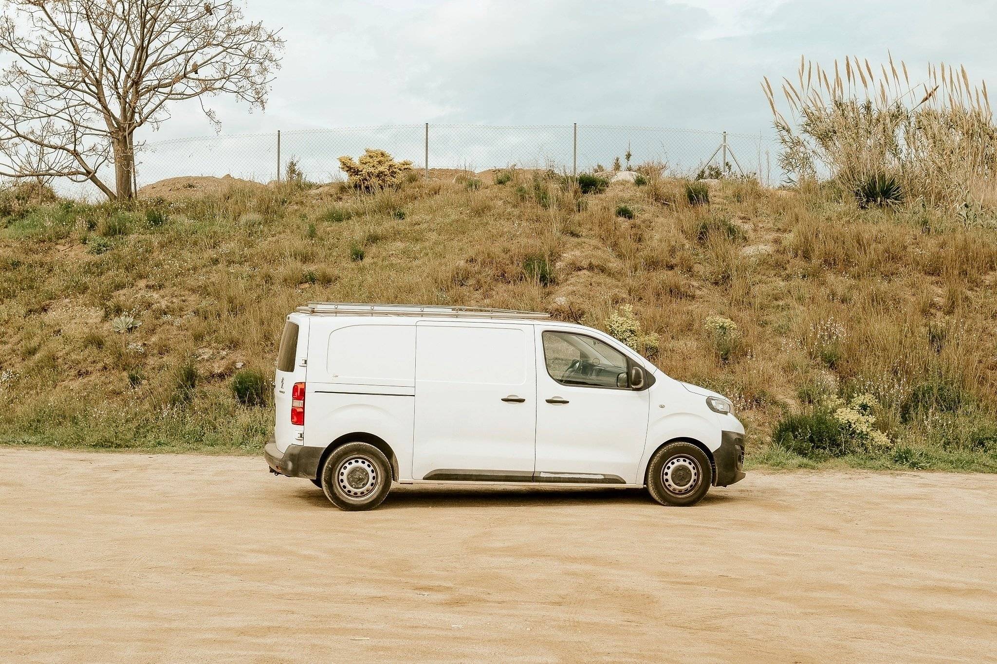 Vista frontale a ¾ Peugeot Expert 2,0l 120ch - Yescapa