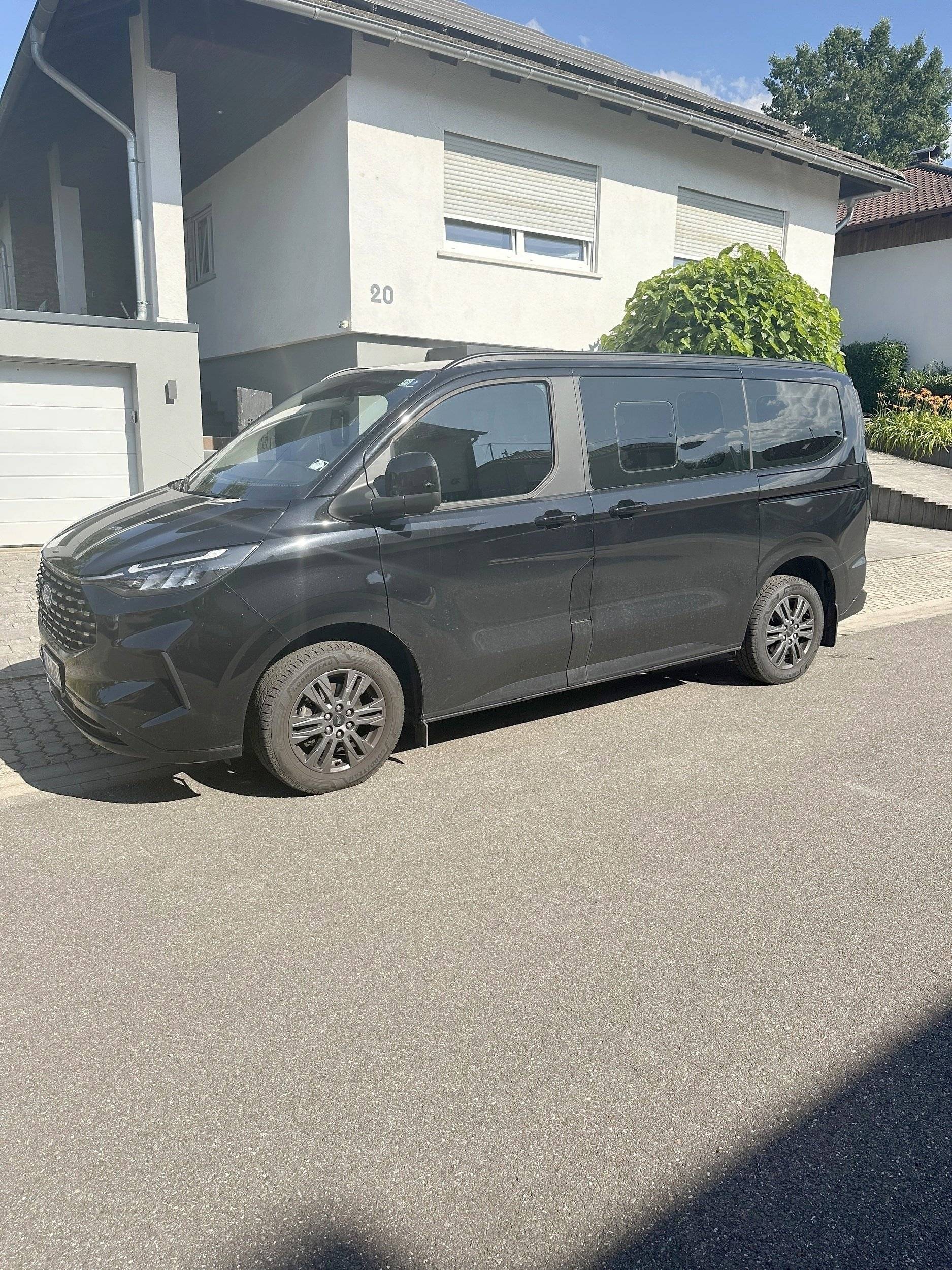 Vue avant de 3/4 Ford Tourneo Custom - Yescapa