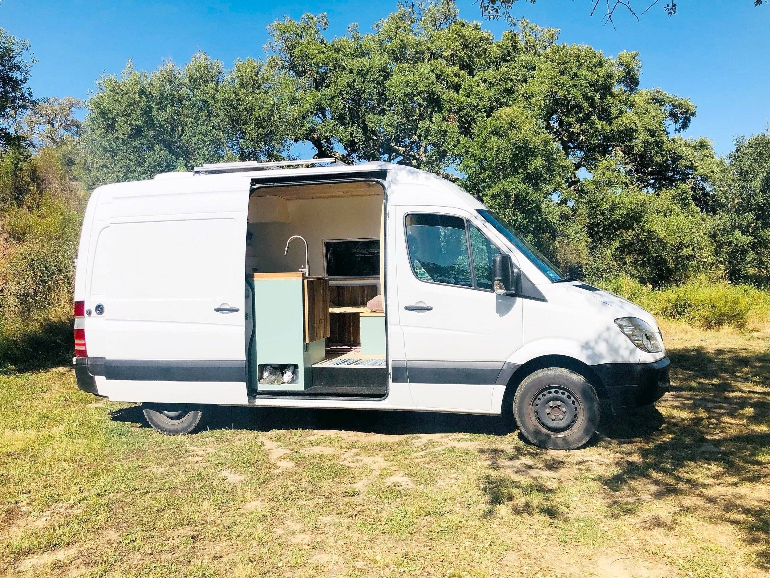 schräge Vorderansicht Mercedes Sprinter 2,2 l 130 ch - Yescapa