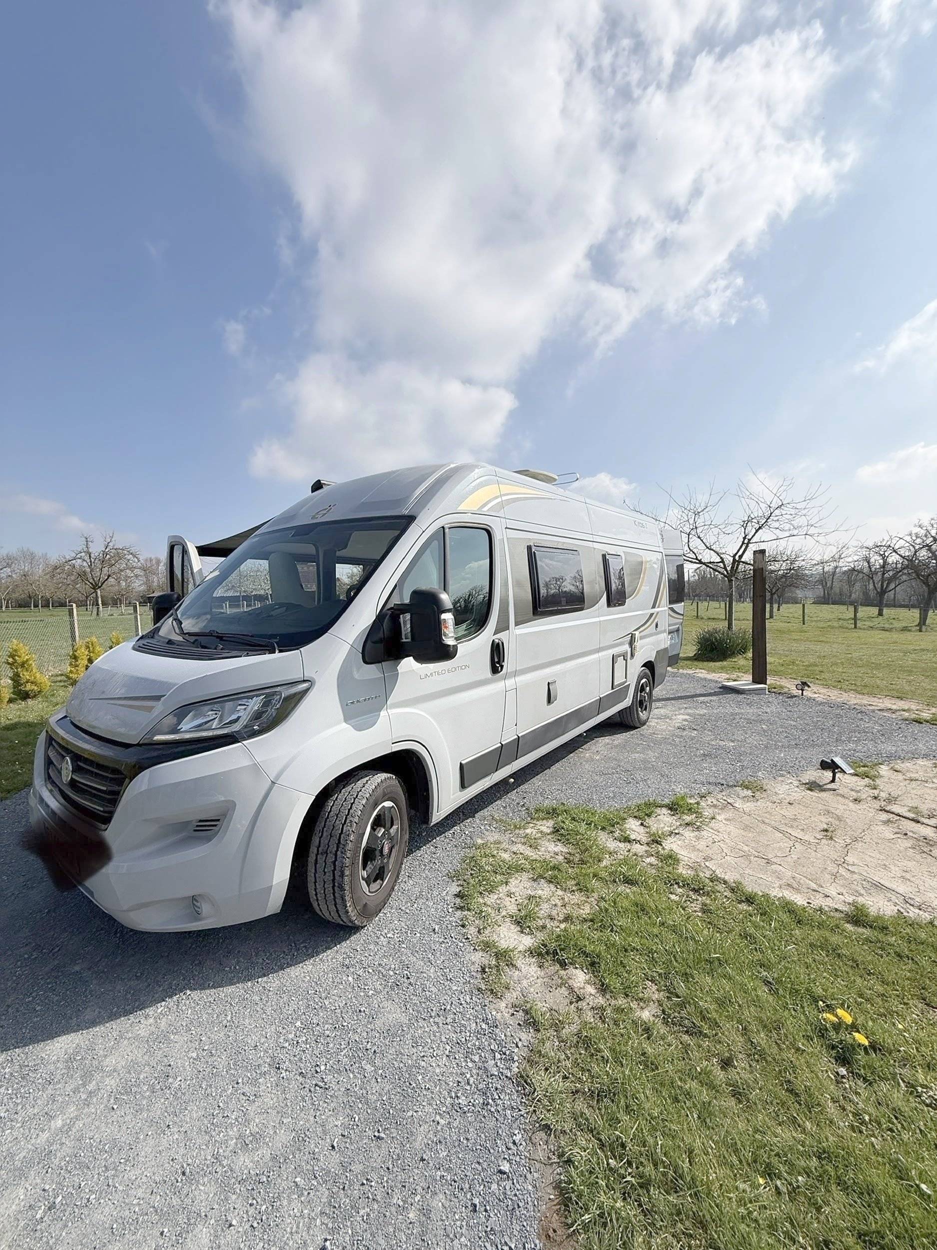schräge Vorderansicht Fiat Ducato 2,0 l 130 ch - Yescapa