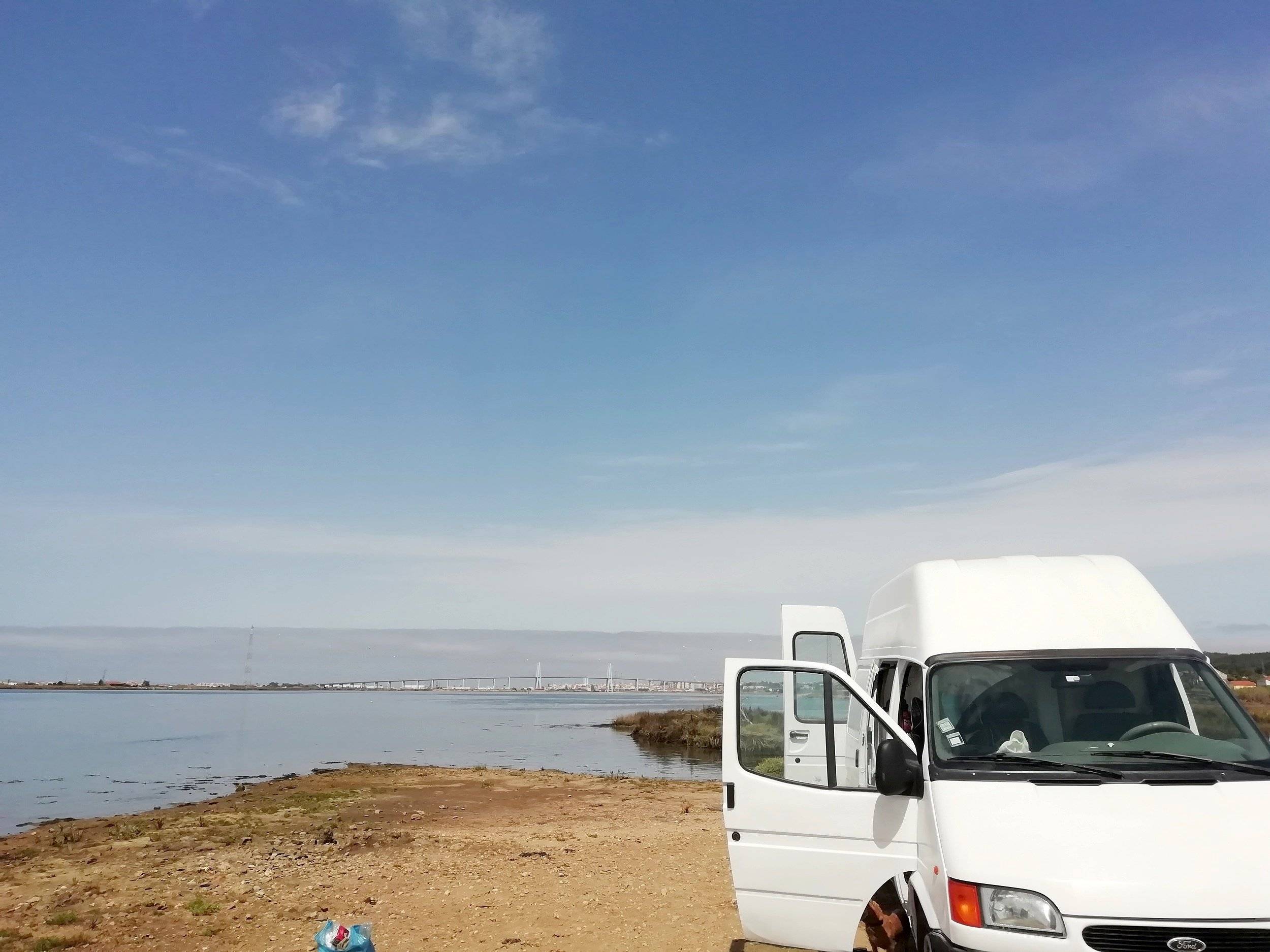 Vista frontale a ¾ Ford FORD TRANSIT - Yescapa