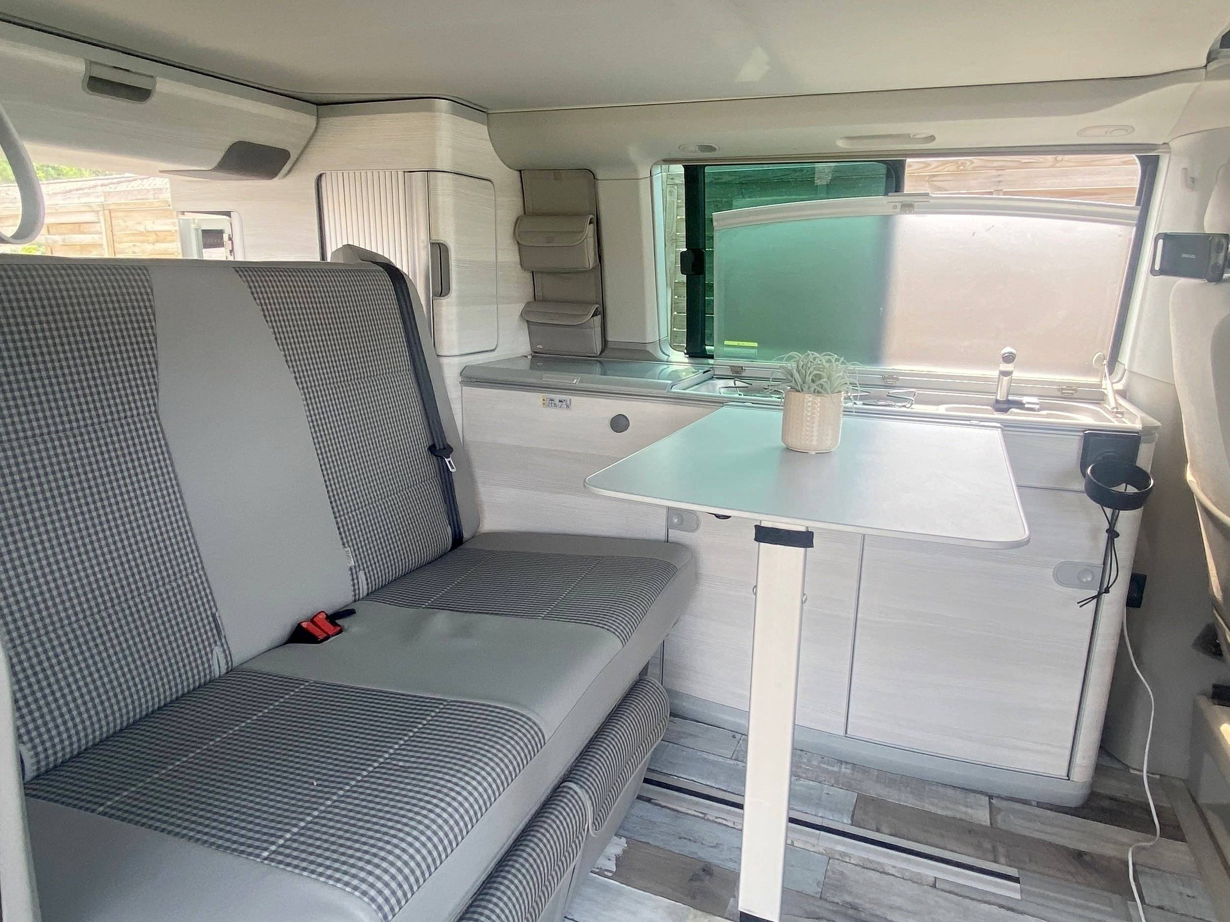Área de jantar Volkswagen T6 2 l 150 ch - Yescapa