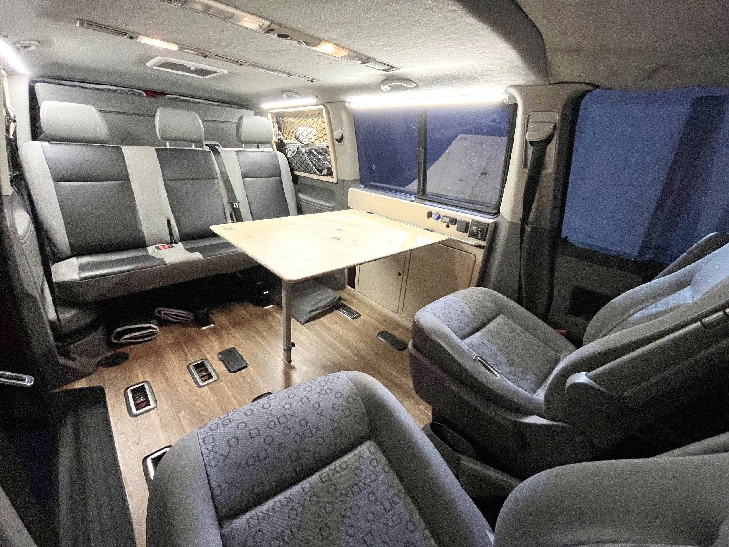 Dining Area Volkswagen 2.5 TDI - Yescapa