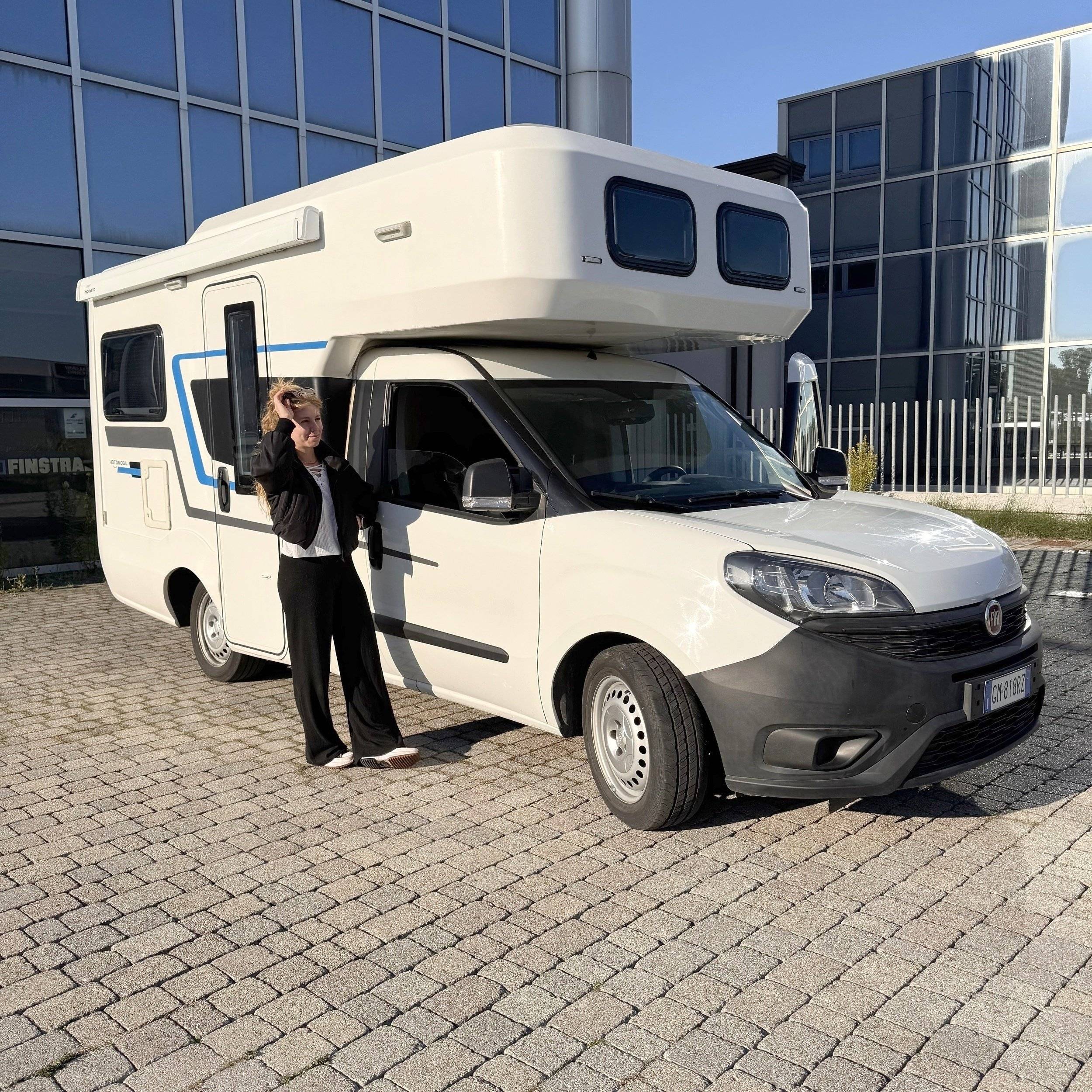 Vue avant de 3/4 Fiat Fiat Dobló 1.3 JTD - Yescapa