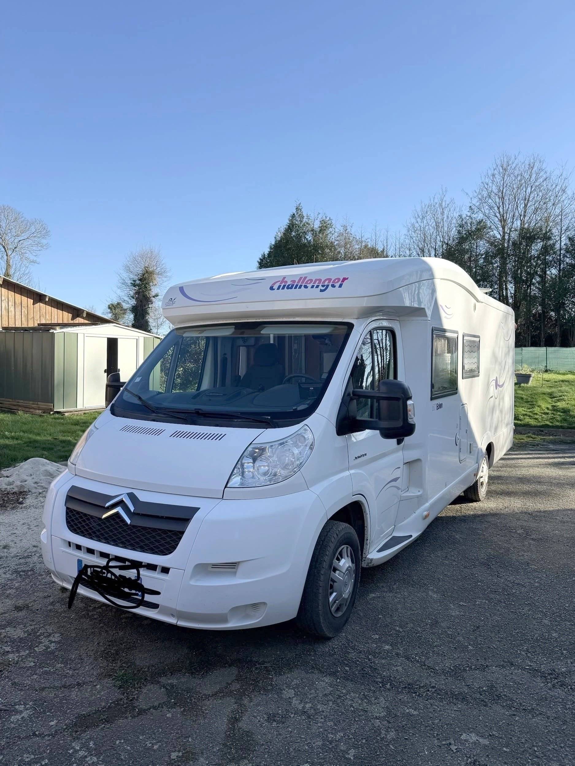 Vue avant de 3/4 Citroën Jumper 2,2 l Blue HDI 165 PS - Yescapa