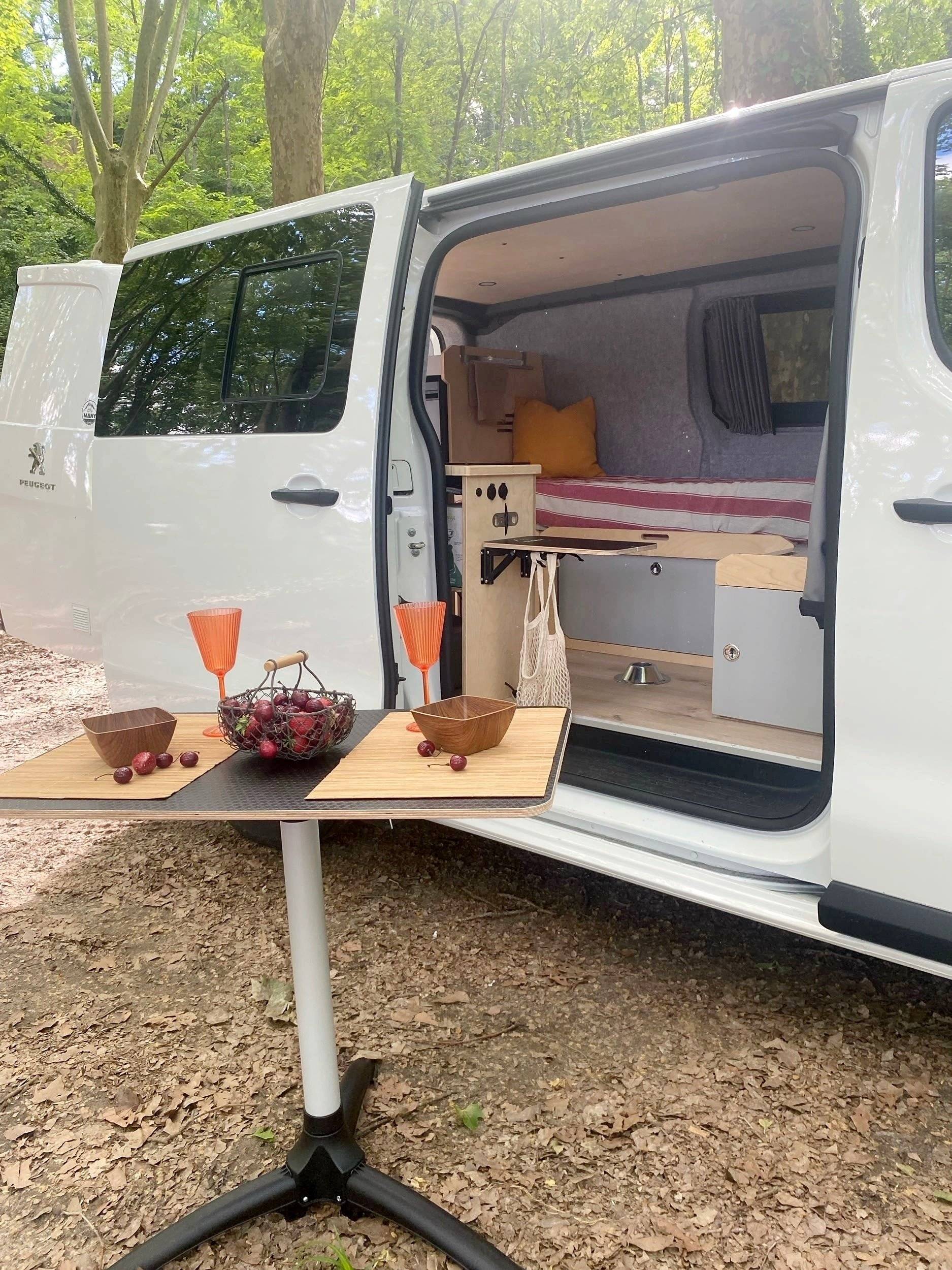 Área de jantar Peugeot Expert 180 ch eat8 - Yescapa