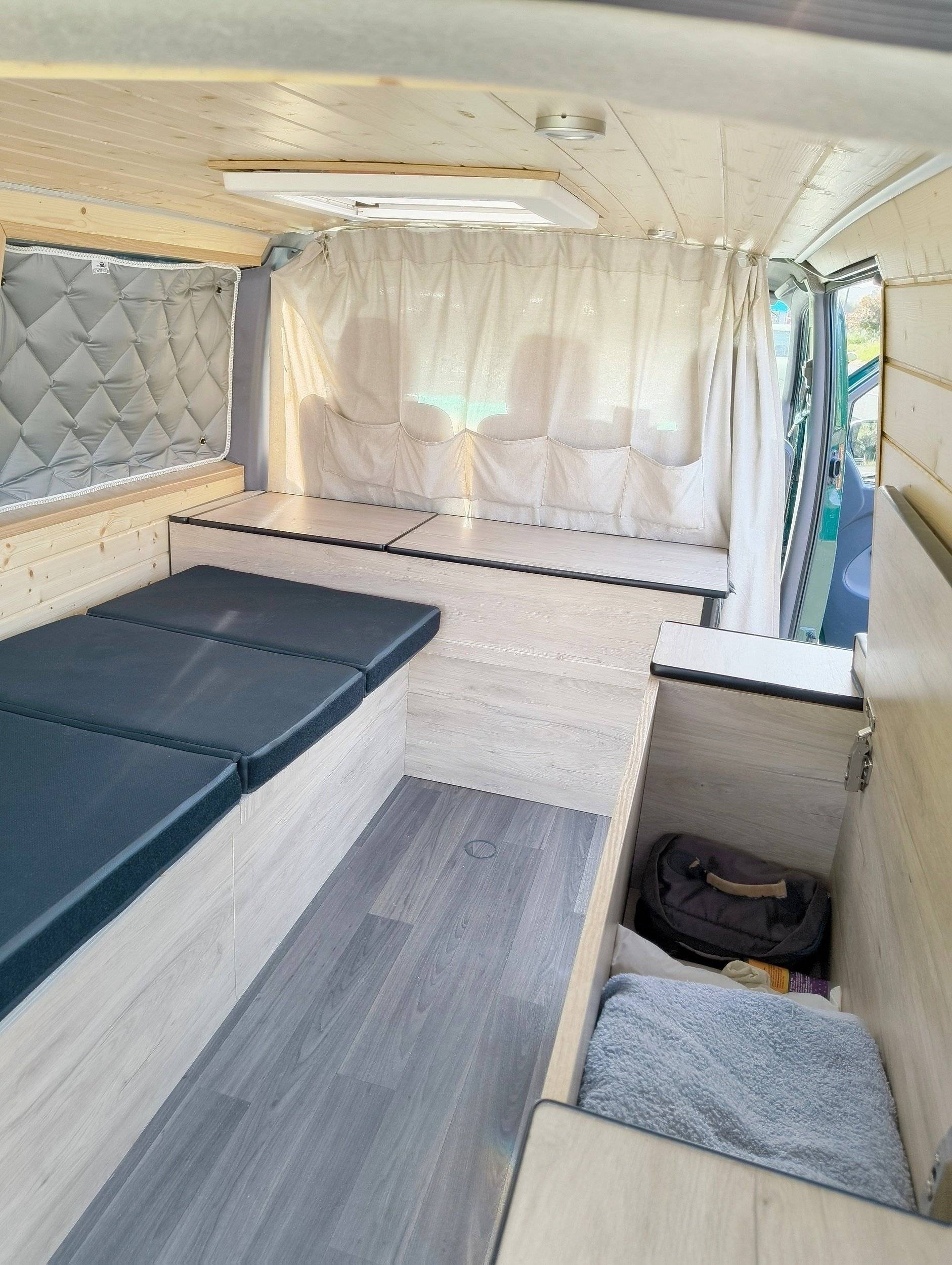 Berth Mercedes Vito 110 CDI - Yescapa
