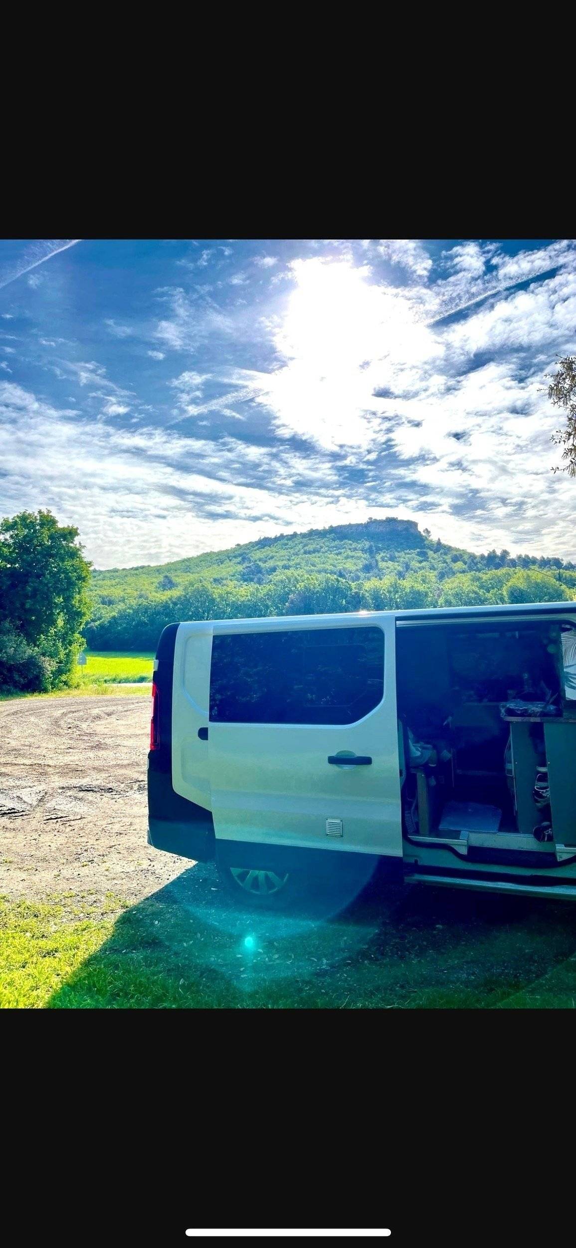 Vue avant de 3/4 Renault Renault Trafic - Yescapa