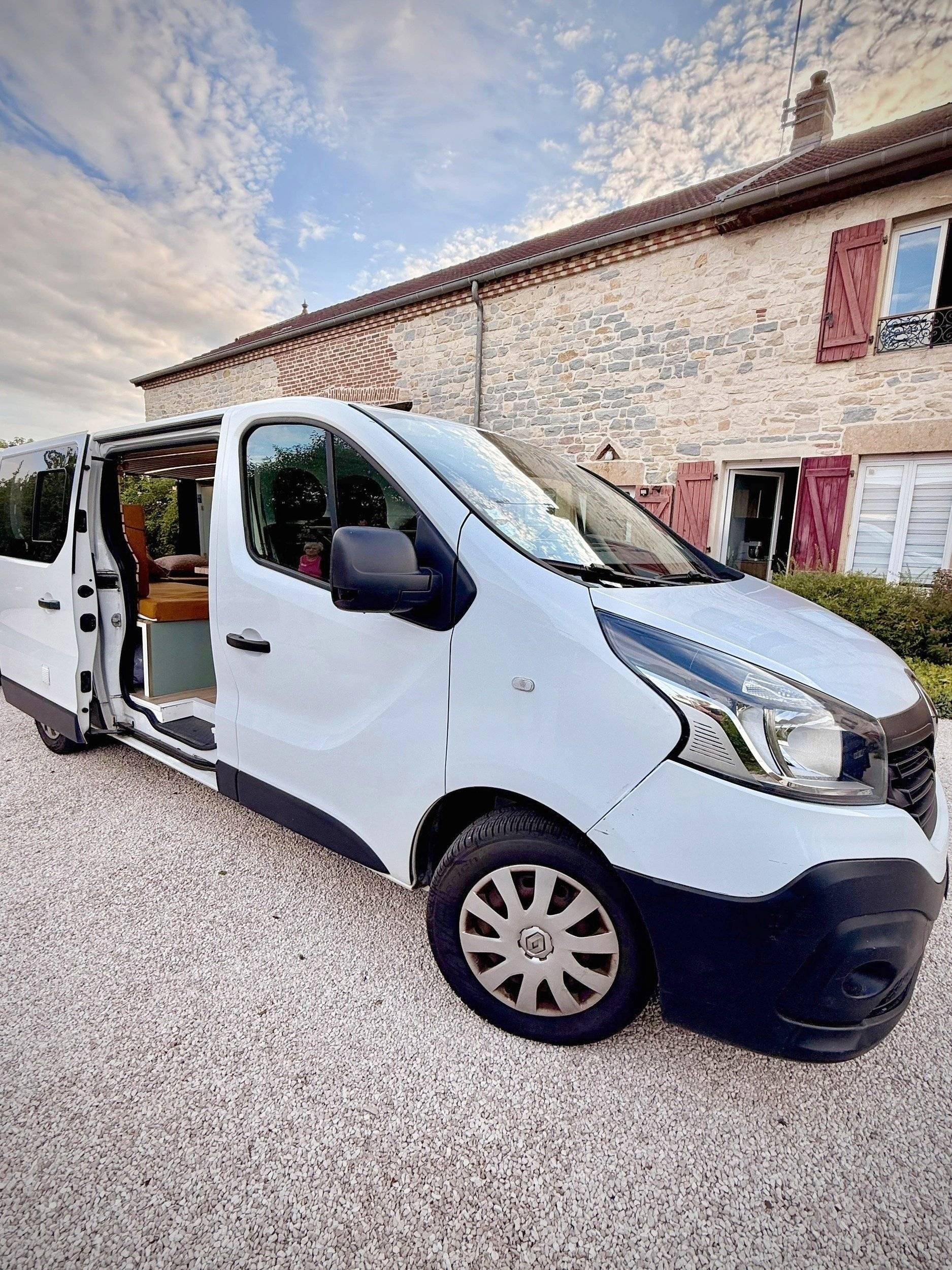 Front view from 3/4 Renault Renault Trafic - Yescapa