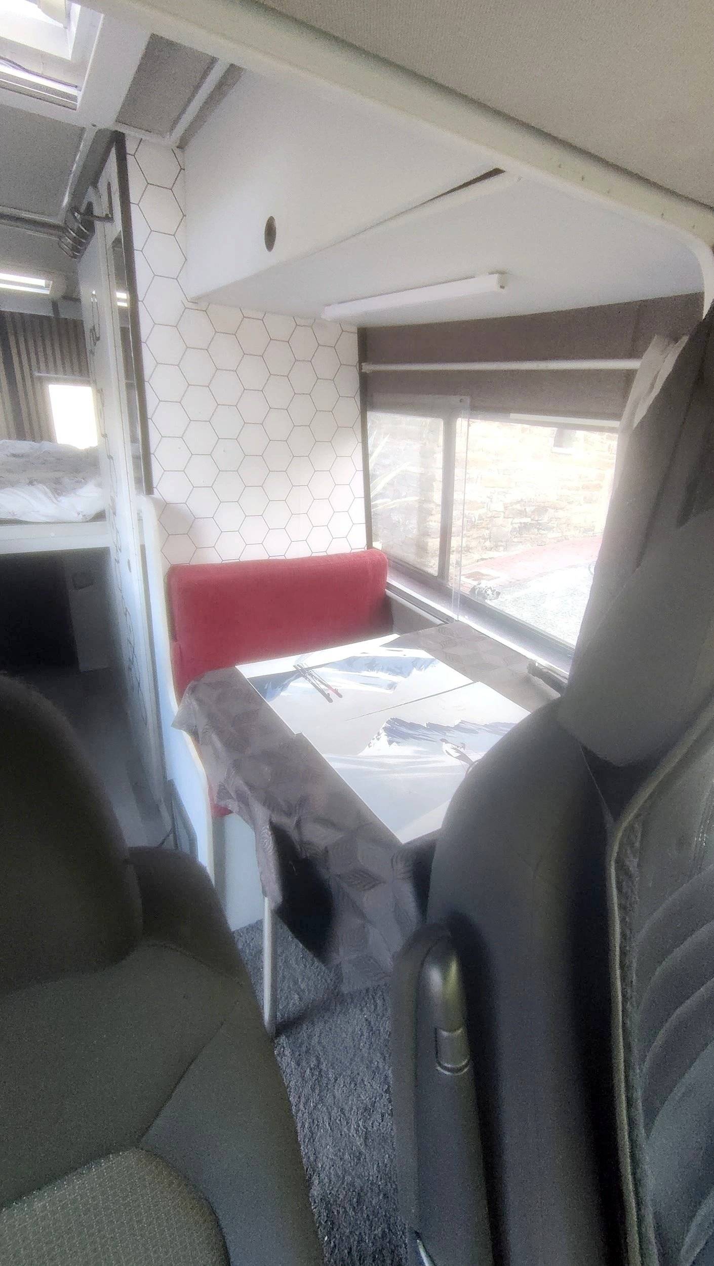 Dining Area Volkswagen Crafter 2,5 l 109 ch - Yescapa
