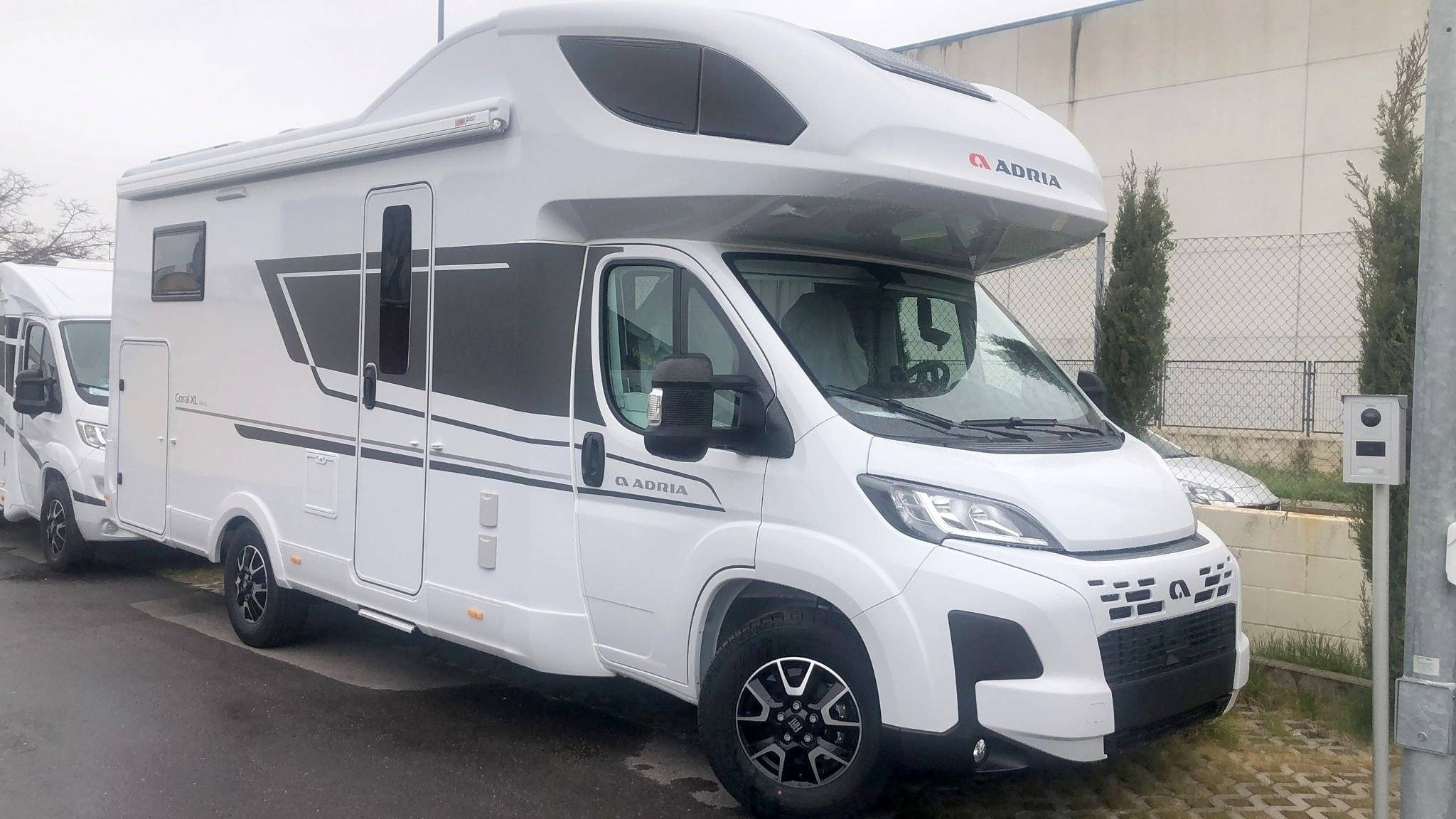Vue avant de 3/4 Fiat Fiat ducato - Yescapa
