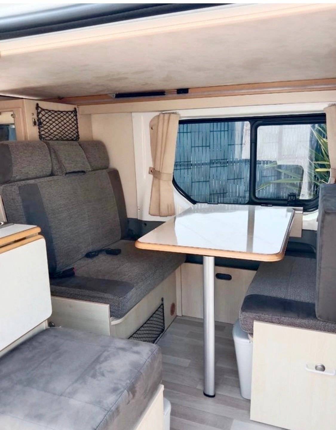 Coin repas Renault Trafic 2 l 115 ch Grand Confort - Yescapa