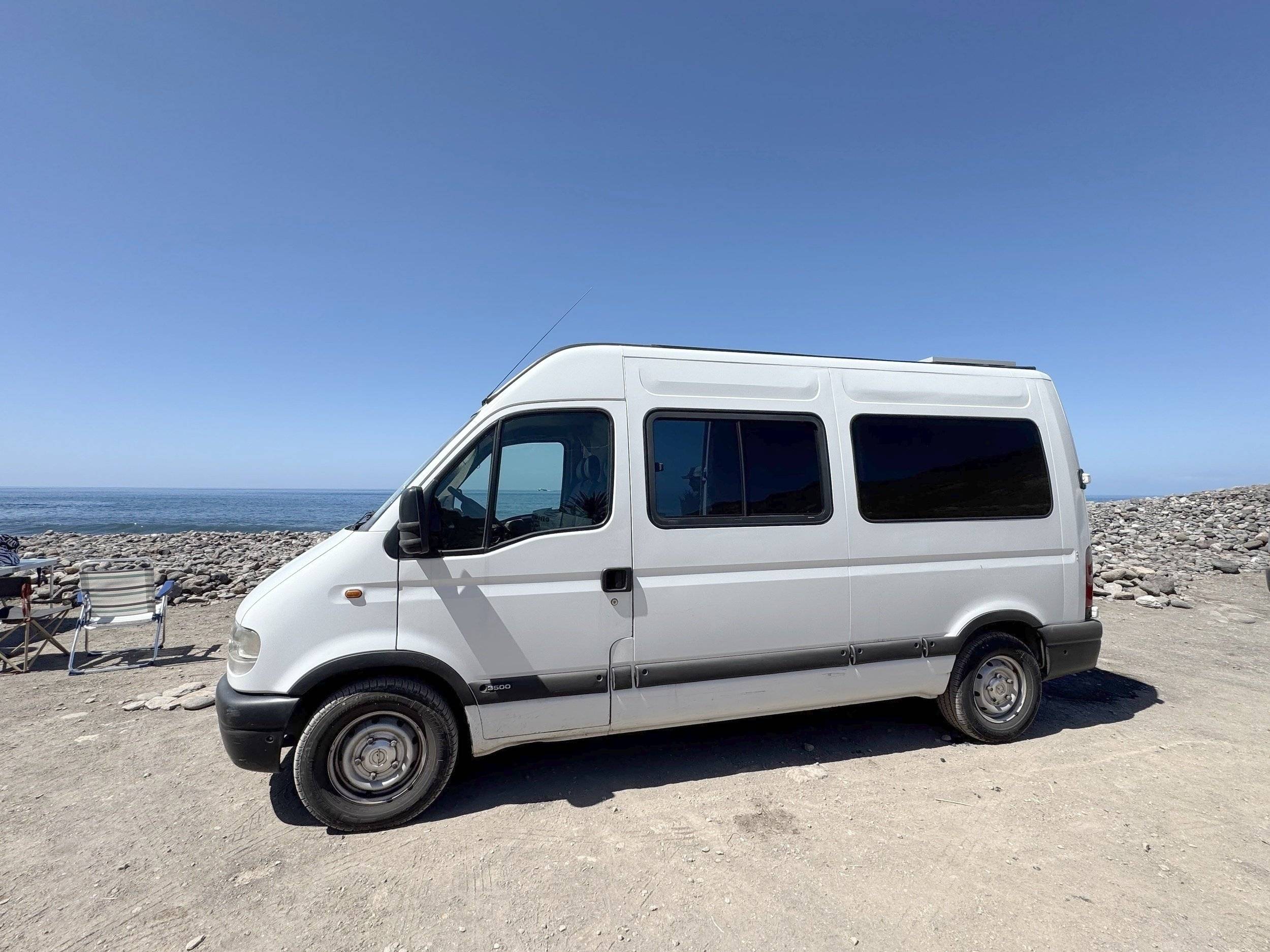 schräge Vorderansicht Opel movano - Yescapa